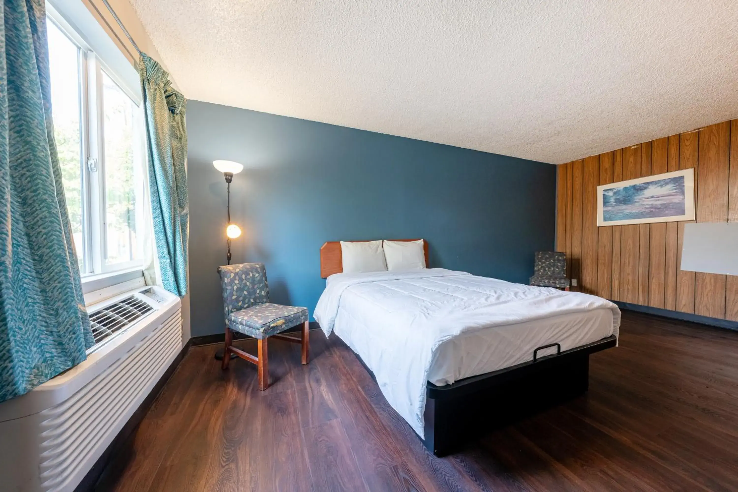 Bedroom, Bed in Best Value Inn by OYO Portland OR South East Bedroom, Bed in Best Value Inn by OYO Portland OR South East