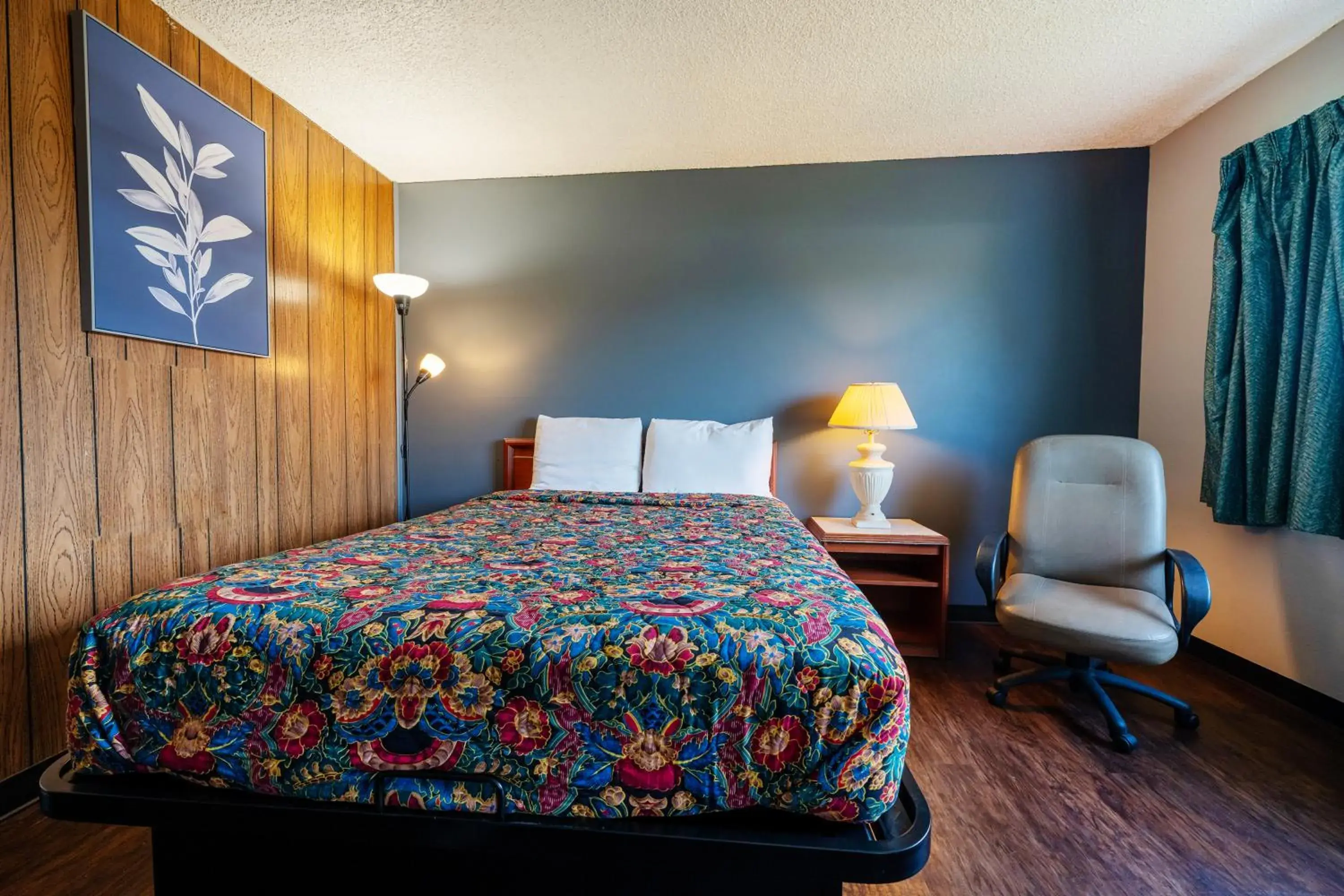 Bedroom, Bed in Best Value Inn by OYO Portland OR South East Bedroom, Bed in Best Value Inn by OYO Portland OR South East