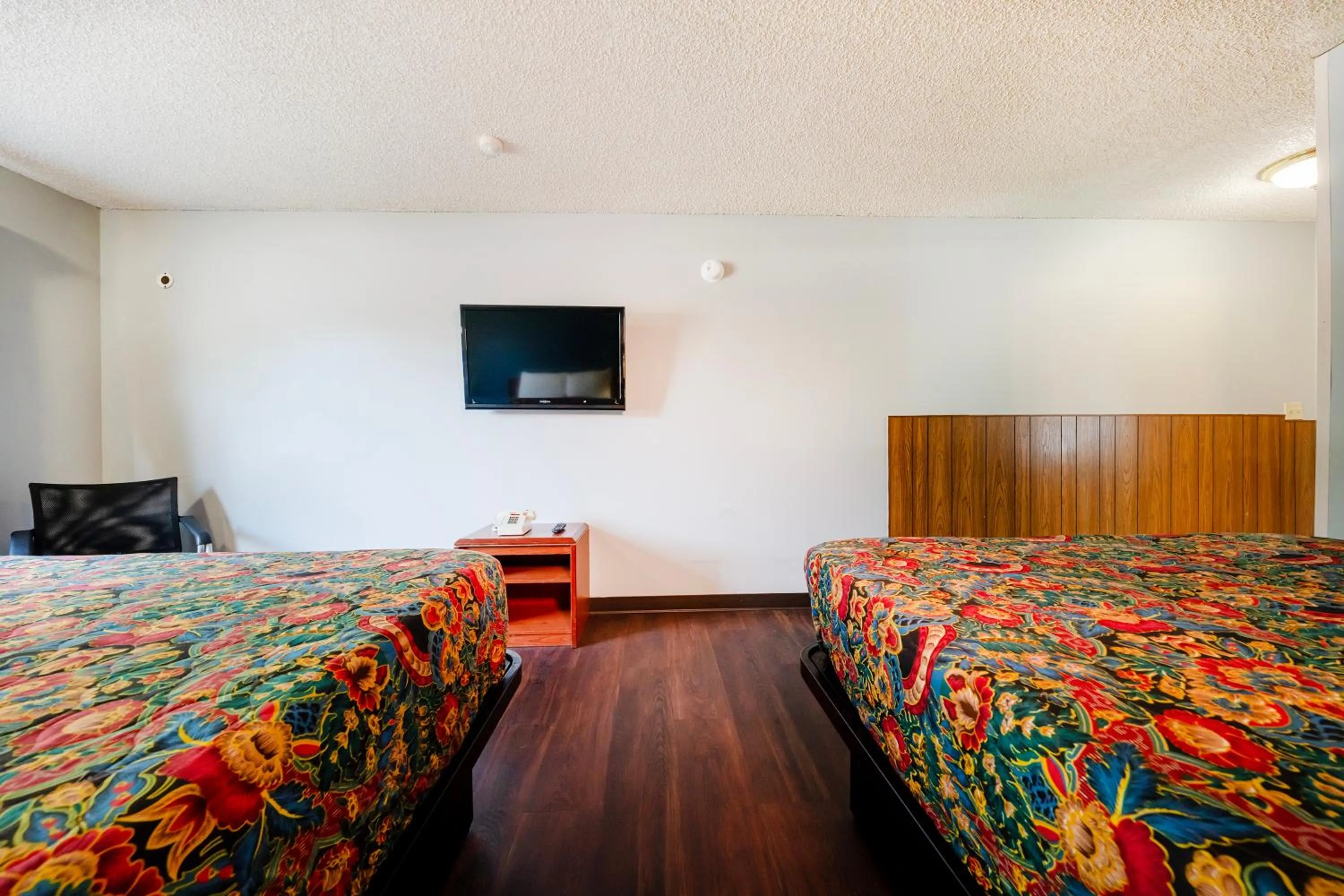Bedroom, Bed in Best Value Inn by OYO Portland OR South East