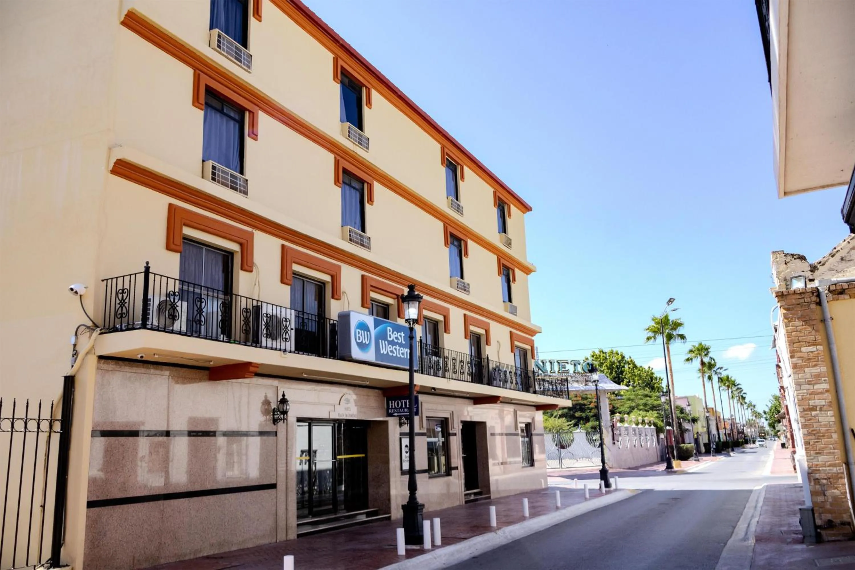 Property building in Best Western Hotel Plaza Matamoros