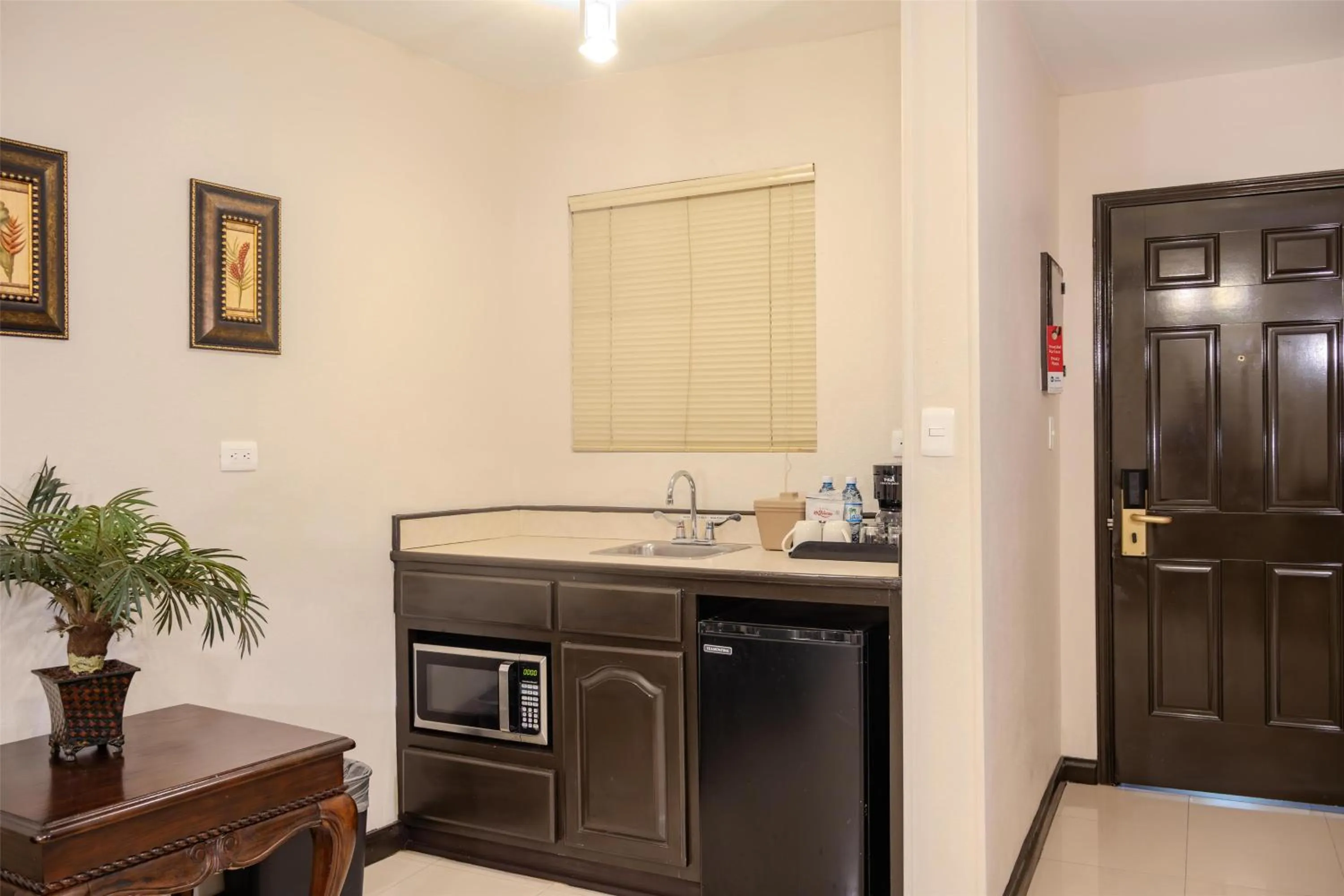 Kitchen or kitchenette in Best Western Hotel Plaza Matamoros