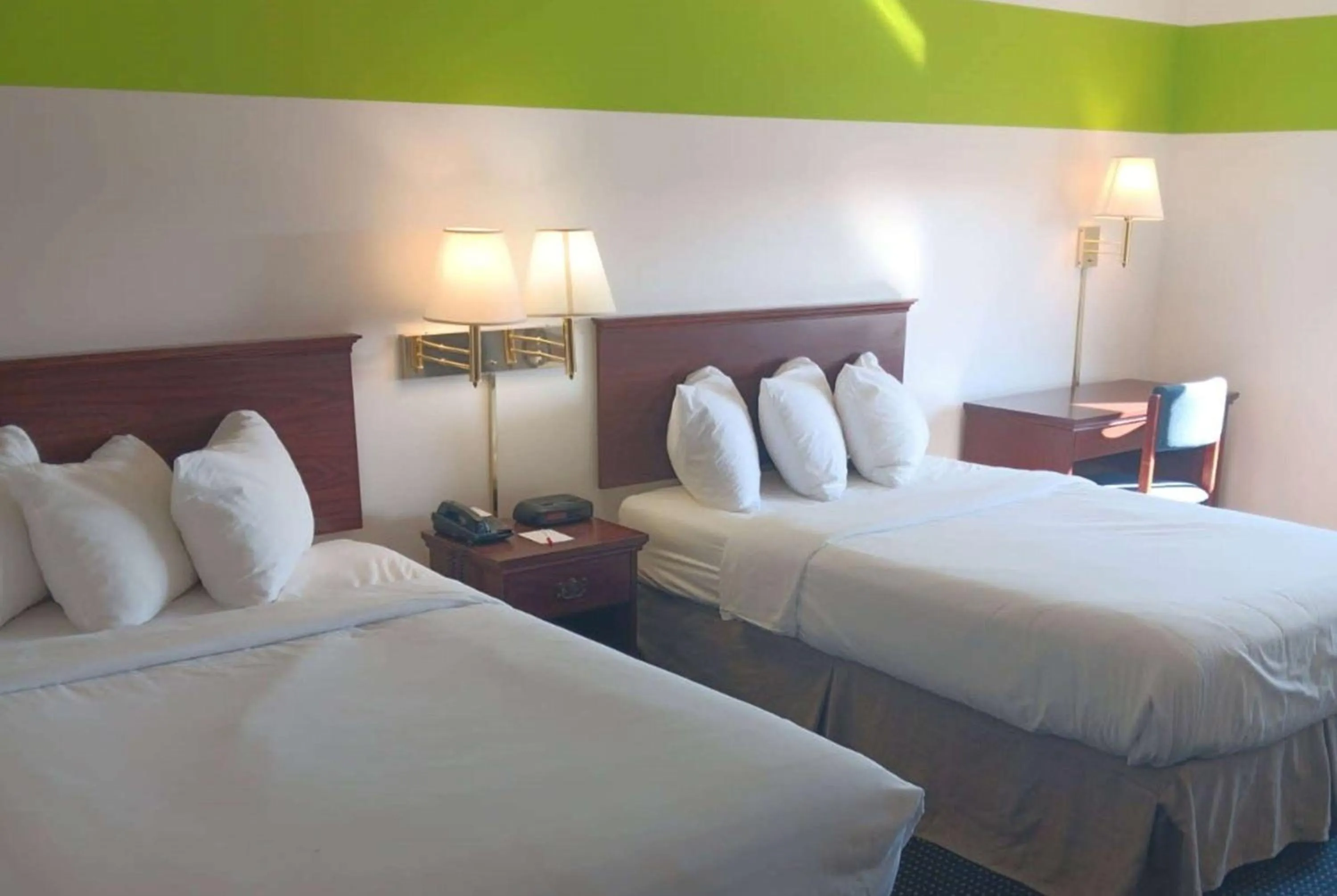 Photo of the whole room, Bed in Ramada Limited - Mount Sterling