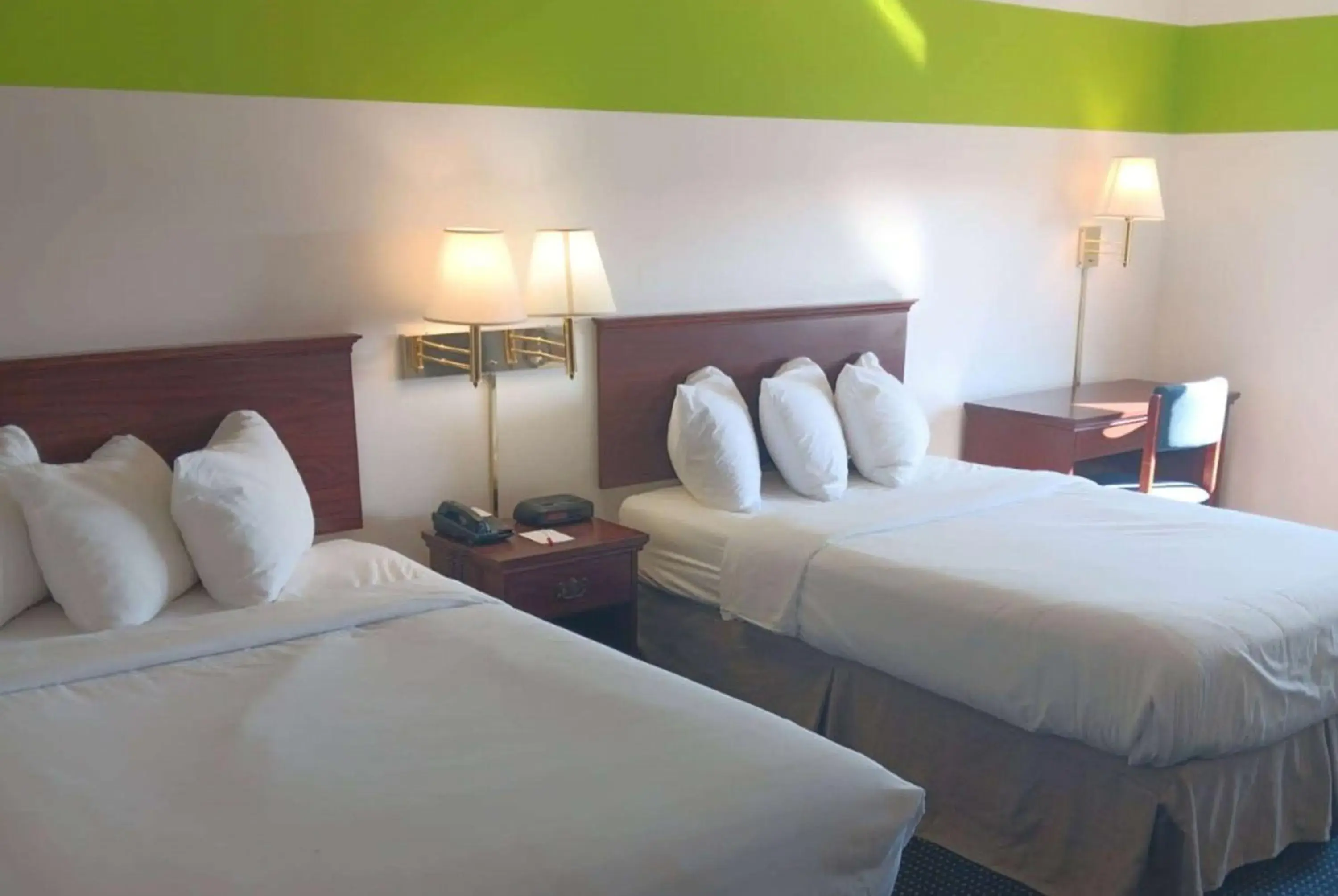 Photo of the whole room, Bed in Ramada Limited - Mount Sterling Photo of the whole room, Bed in Ramada Limited - Mount Sterling