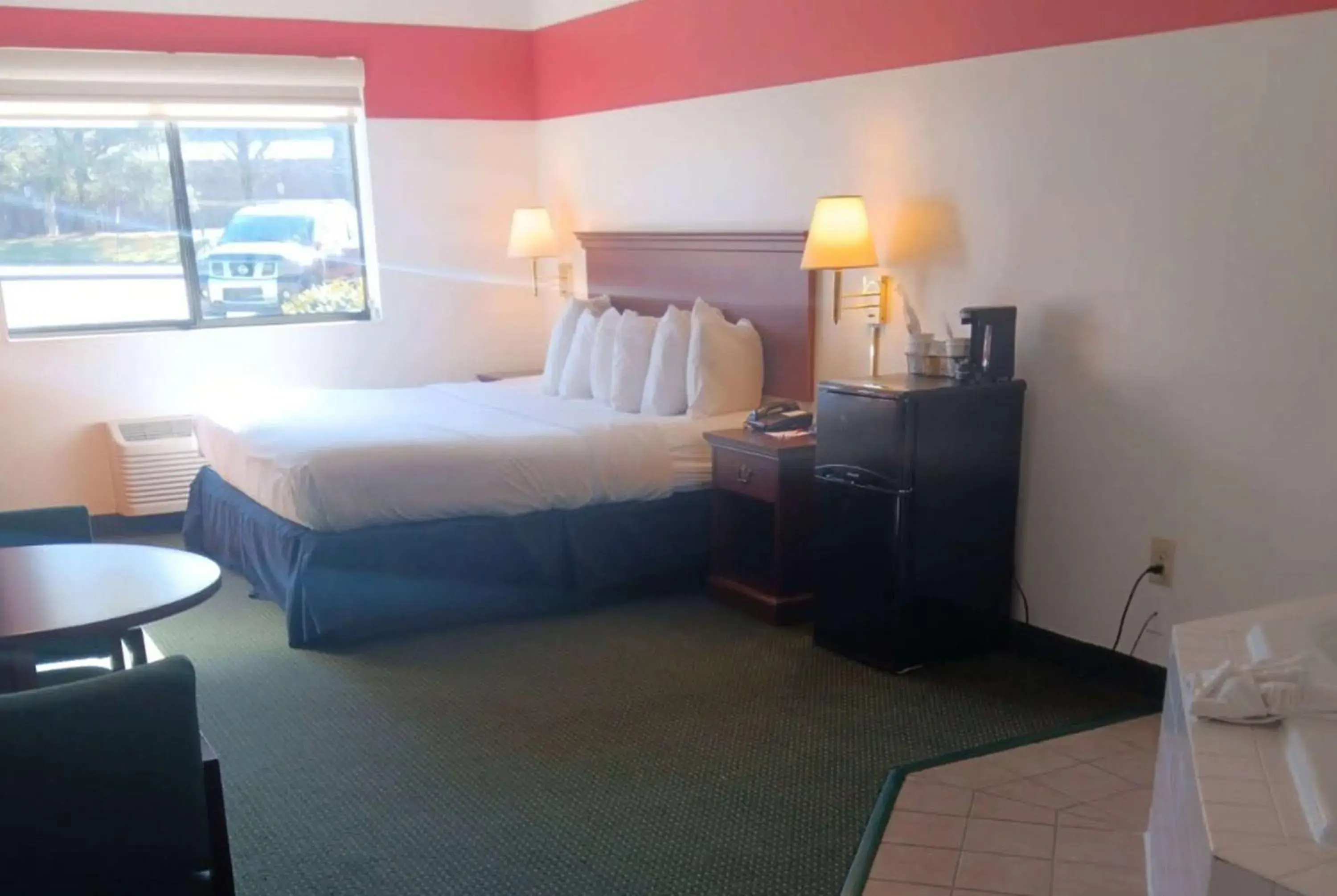 Photo of the whole room, Bed in Ramada Limited - Mount Sterling Photo of the whole room, Bed in Ramada Limited - Mount Sterling