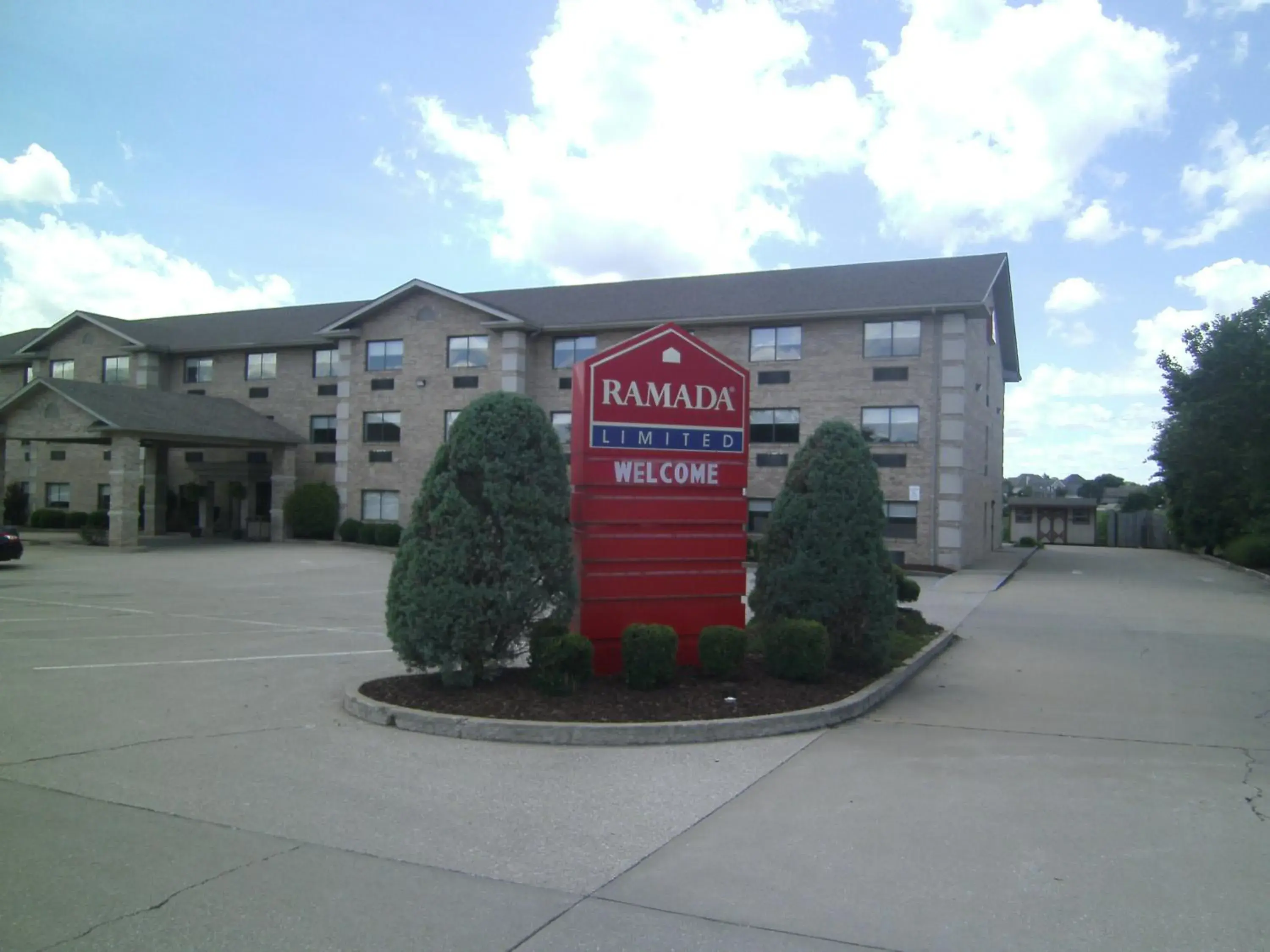Facade/entrance in Ramada Limited - Mount Sterling Facade/entrance in Ramada Limited - Mount Sterling