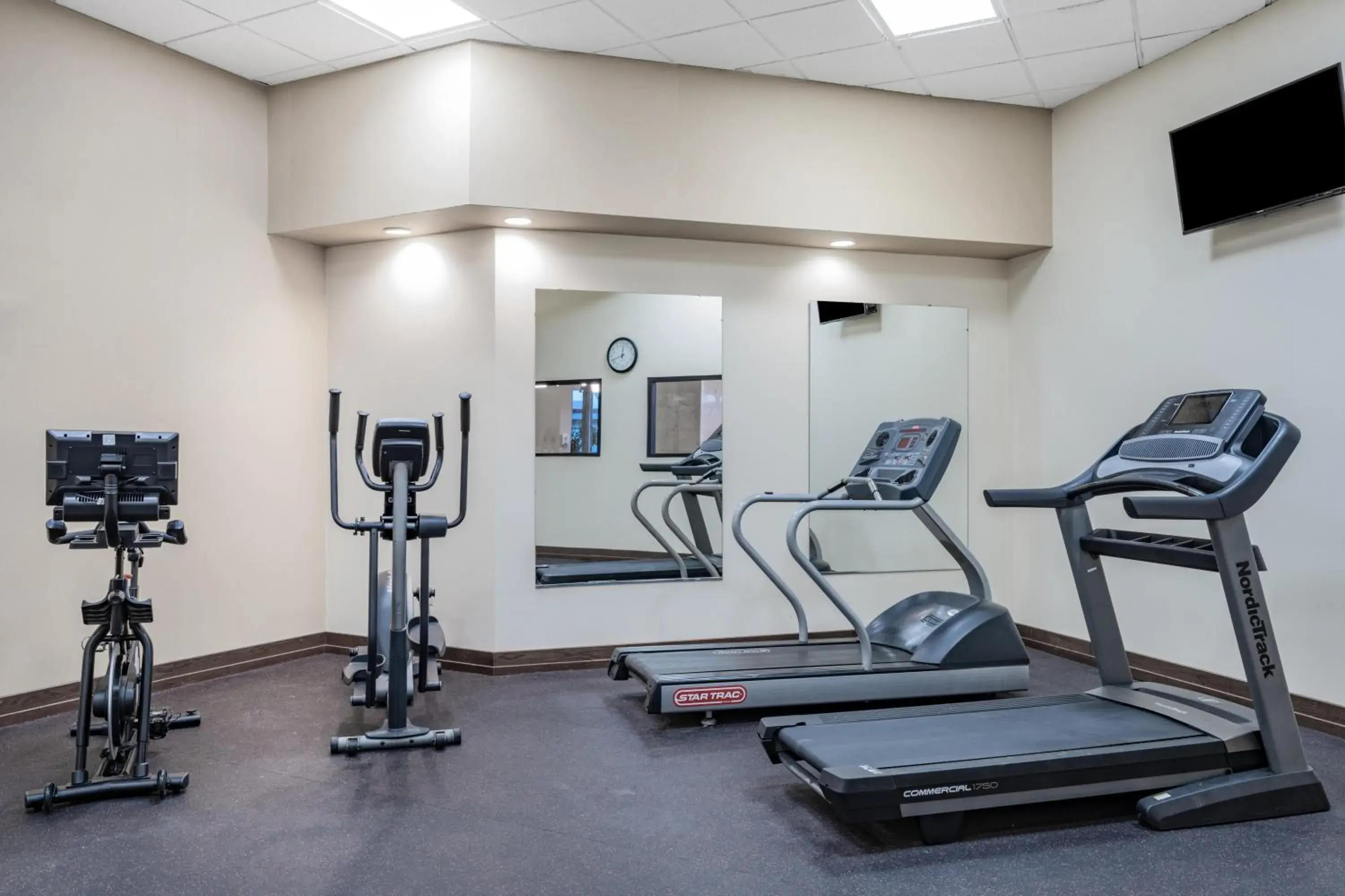 Fitness centre/facilities in Howard Johnson by Wyndham Lima Fitness centre/facilities in Howard Johnson by Wyndham Lima