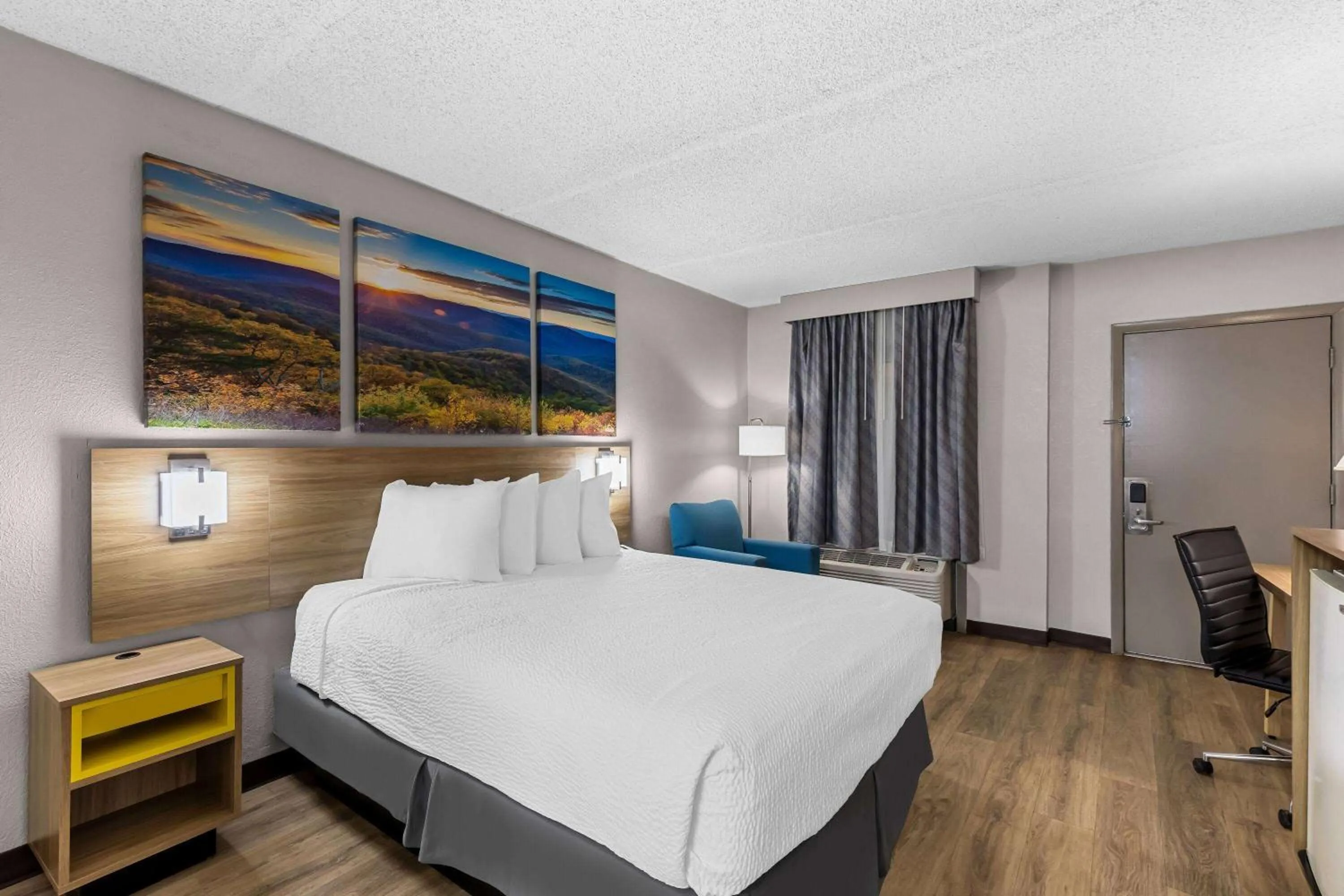 Bed in Days Inn by Wyndham Clayton