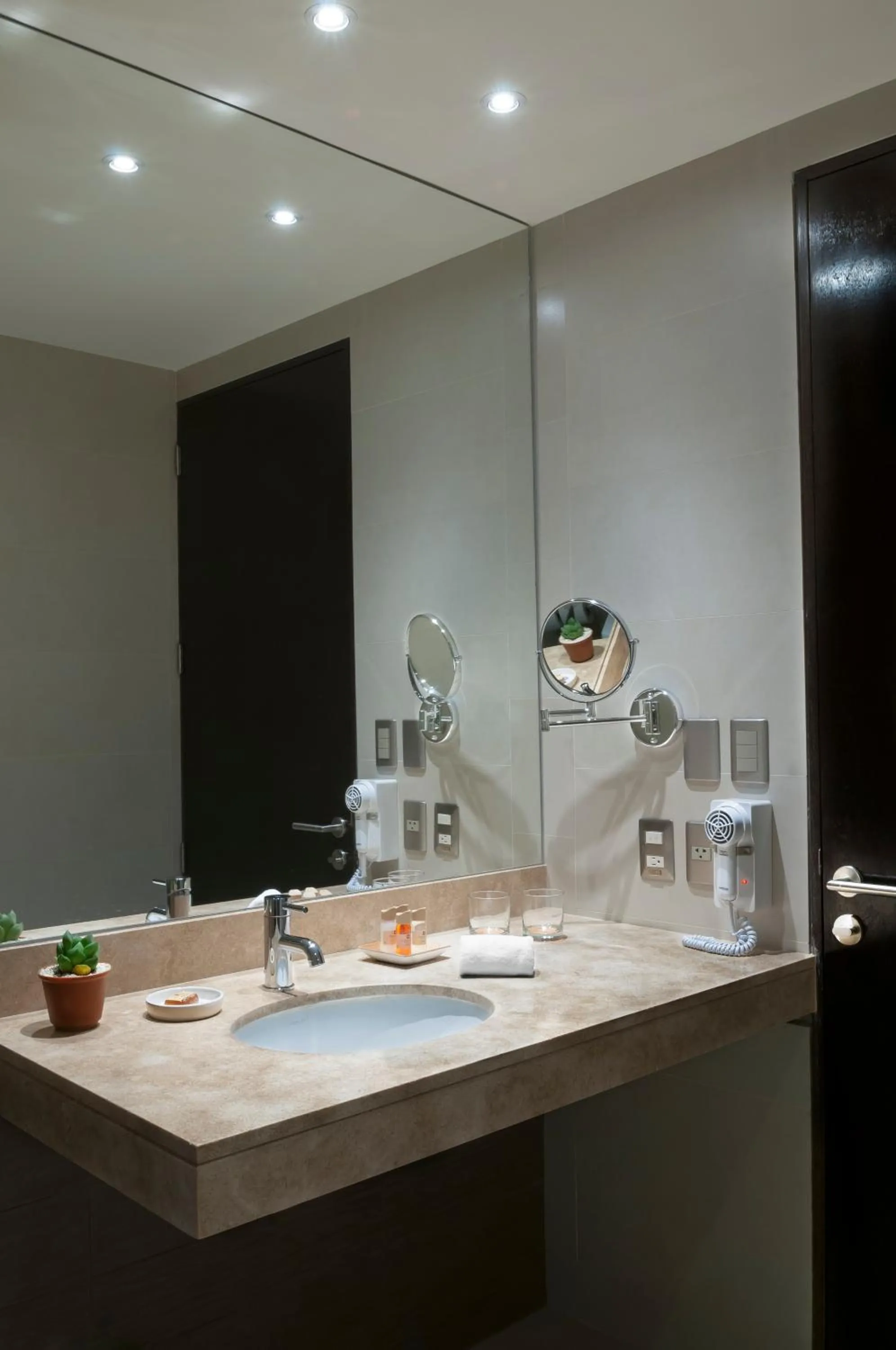 Shower in Arawi Miraflores Prime