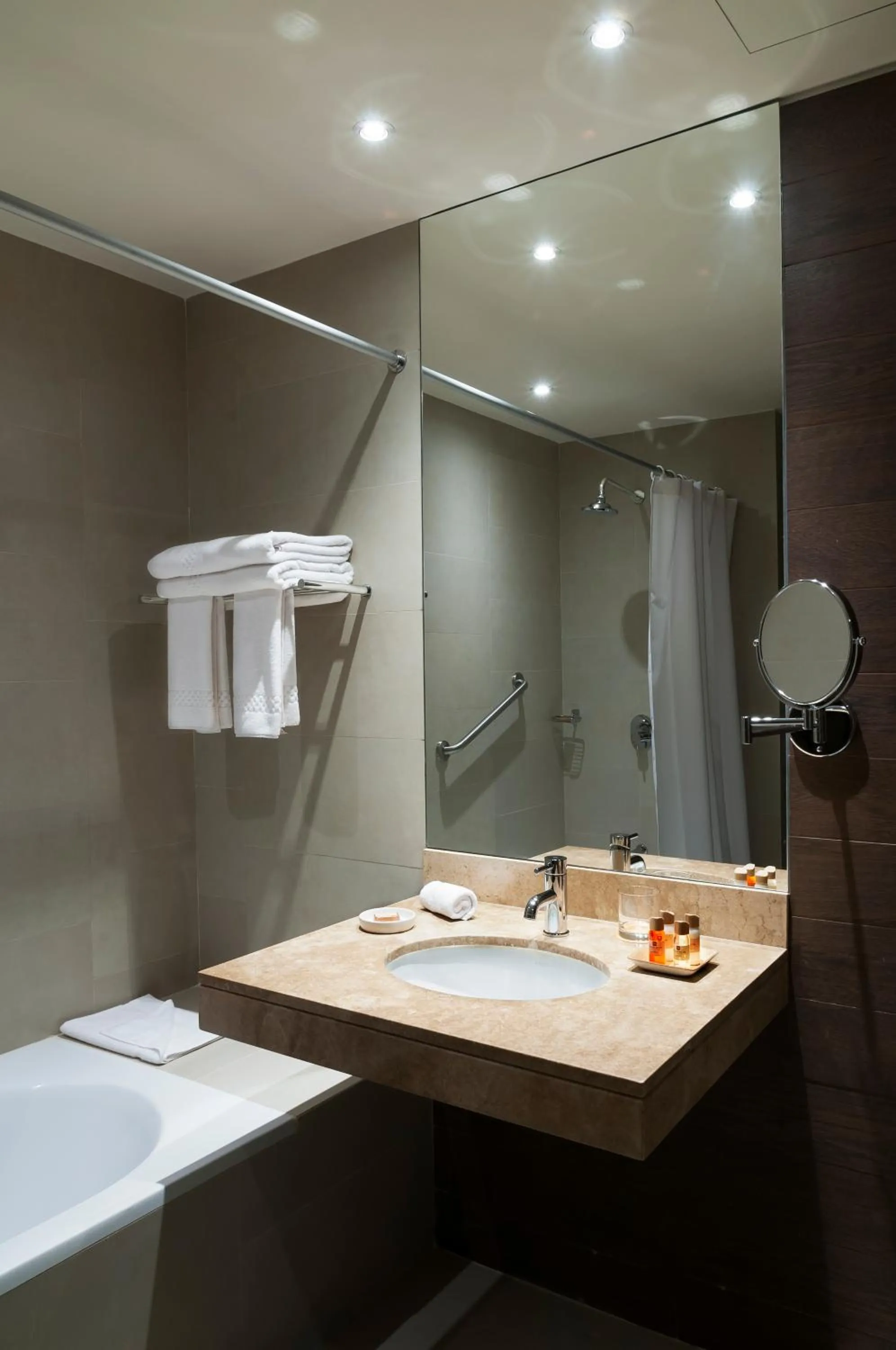 Shower in Arawi Miraflores Prime