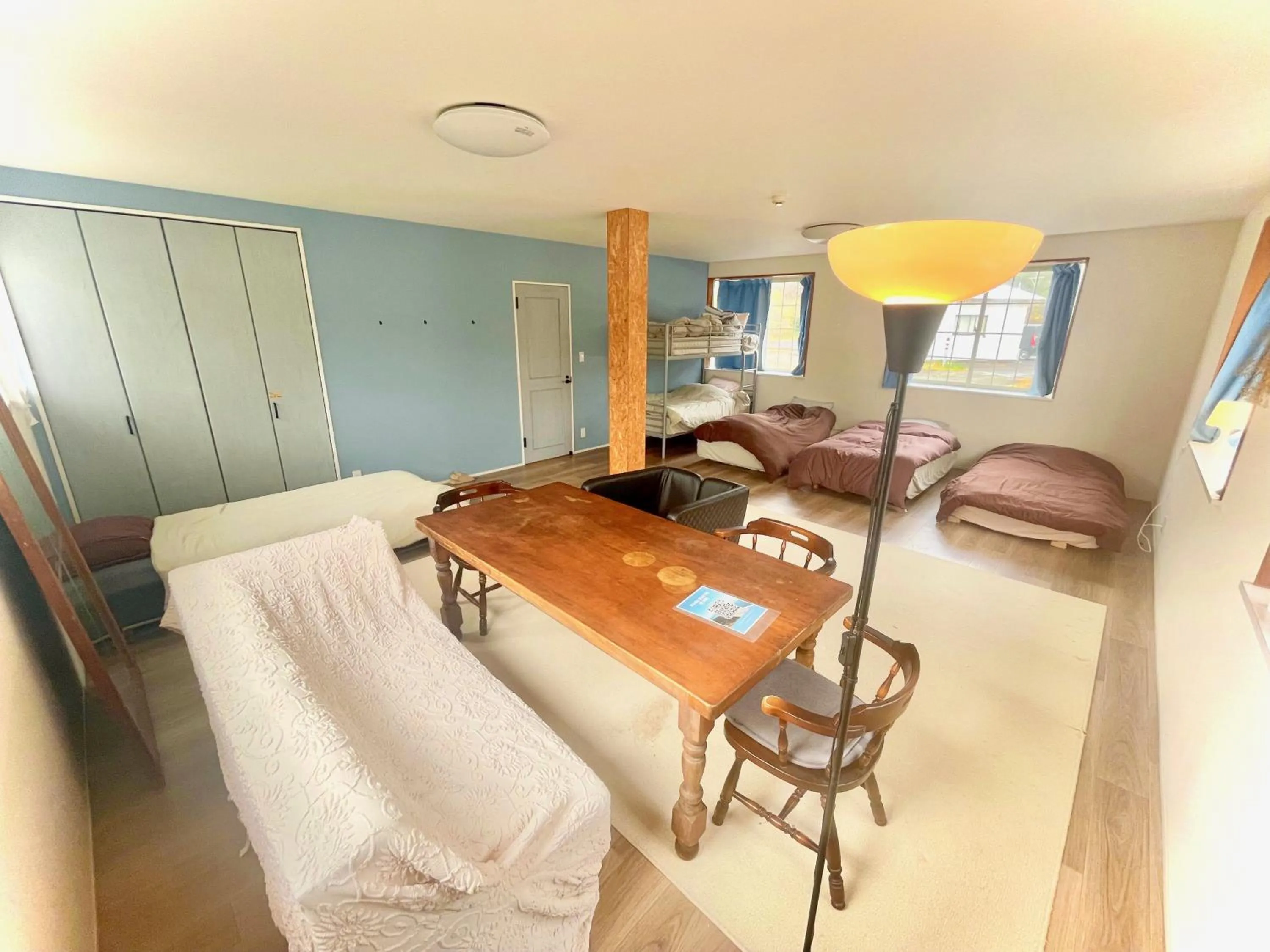 Photo of the whole room, Bed in insidey 海から歩いて10分 walk from the sea Tatadobeach Iritabeach 10min