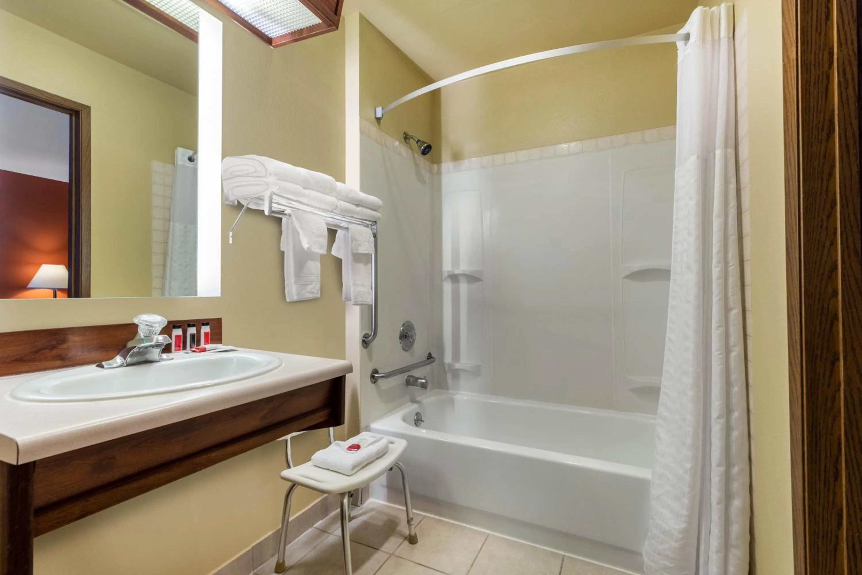 Bathroom in Howard Johnson by Wyndham Leavenworth