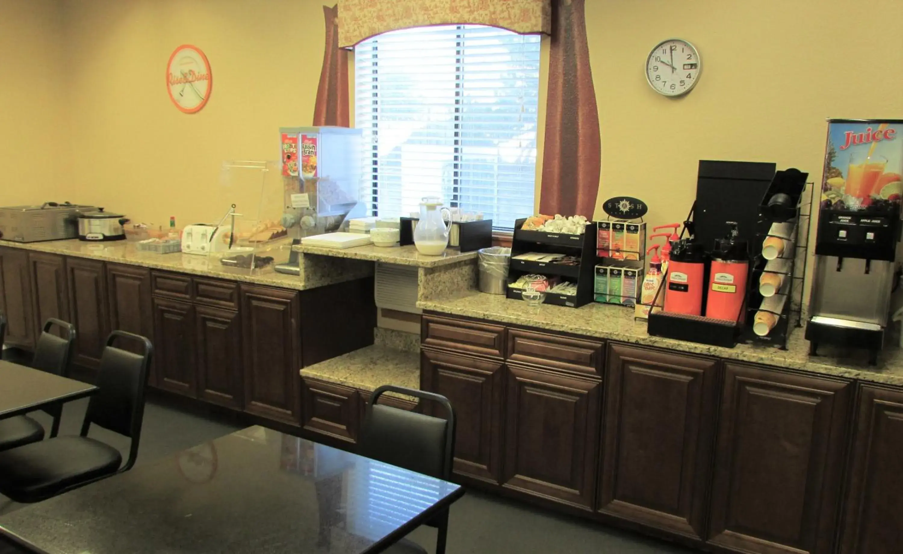 Breakfast in Howard Johnson by Wyndham Leavenworth Breakfast in Howard Johnson by Wyndham Leavenworth