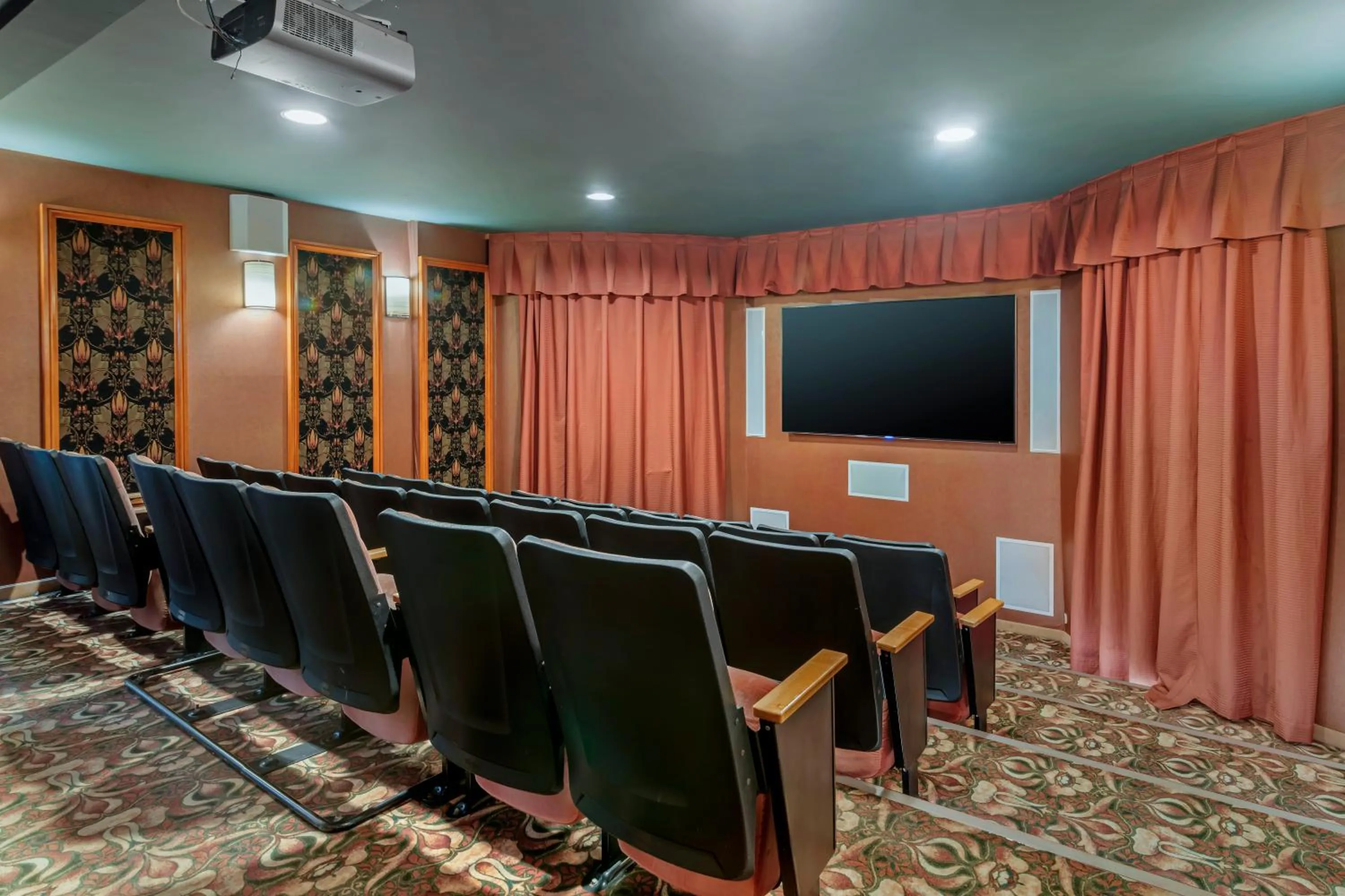 Communal lounge/ TV room in Meadowmere Resort