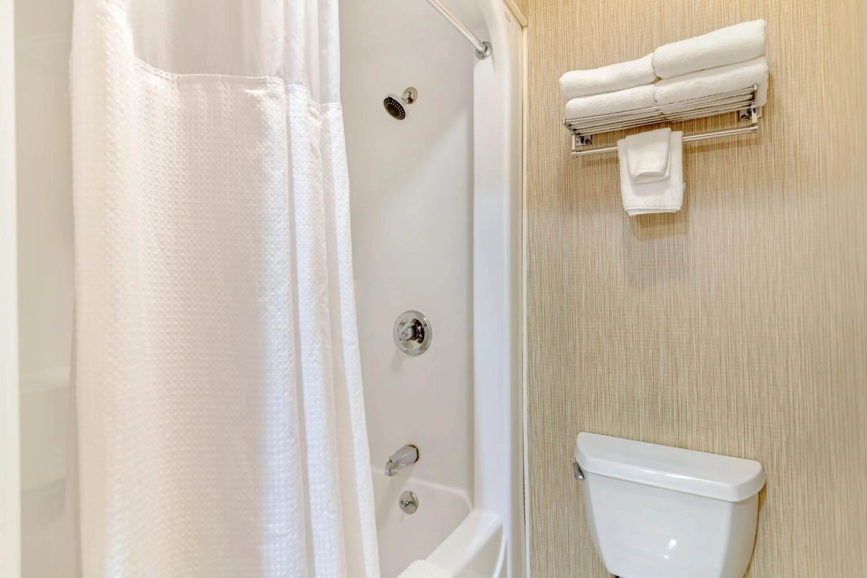 Shower in Meadowmere Resort