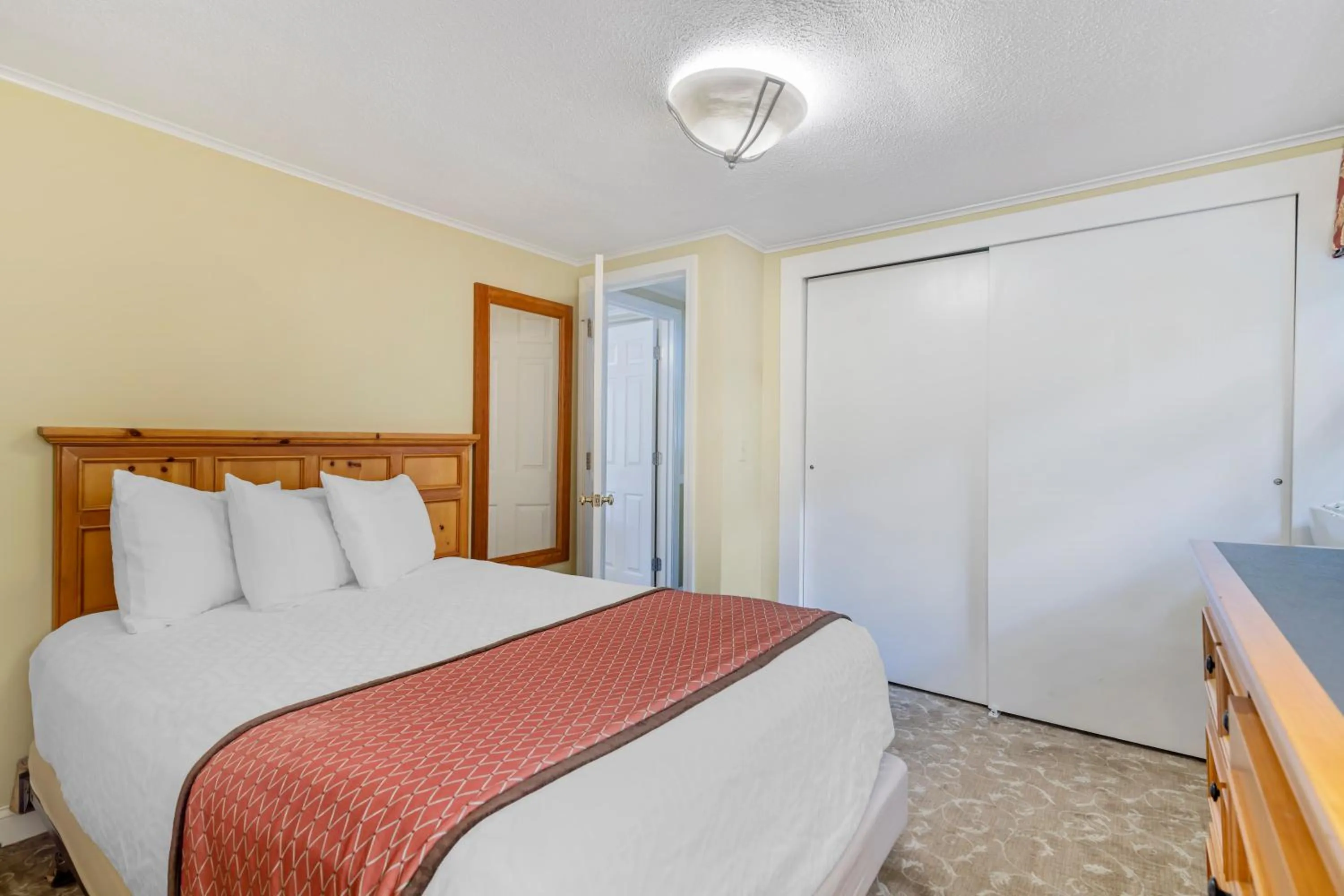 Bedroom, Bed in Meadowmere Resort