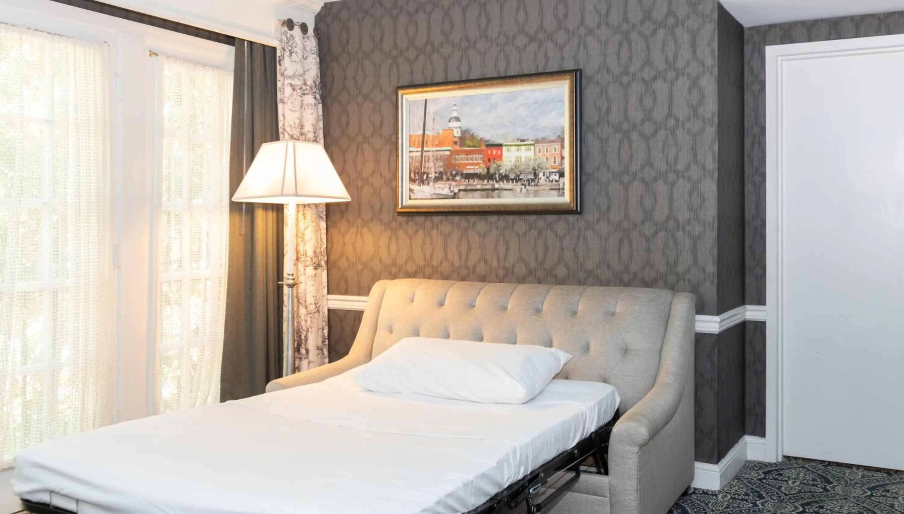 Living room, Bed in Historic Inns of Annapolis