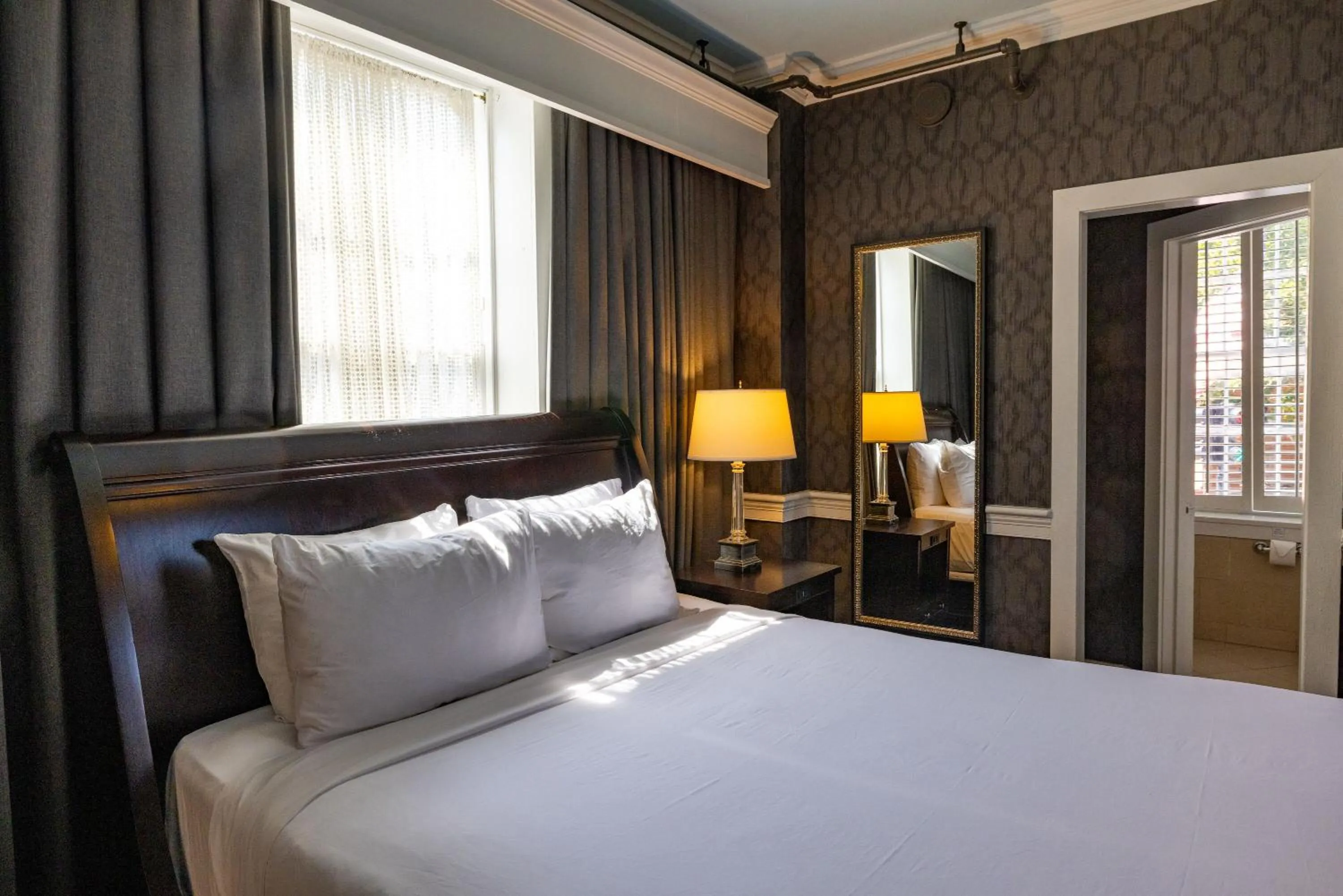 Property building, Bed in Historic Inns of Annapolis