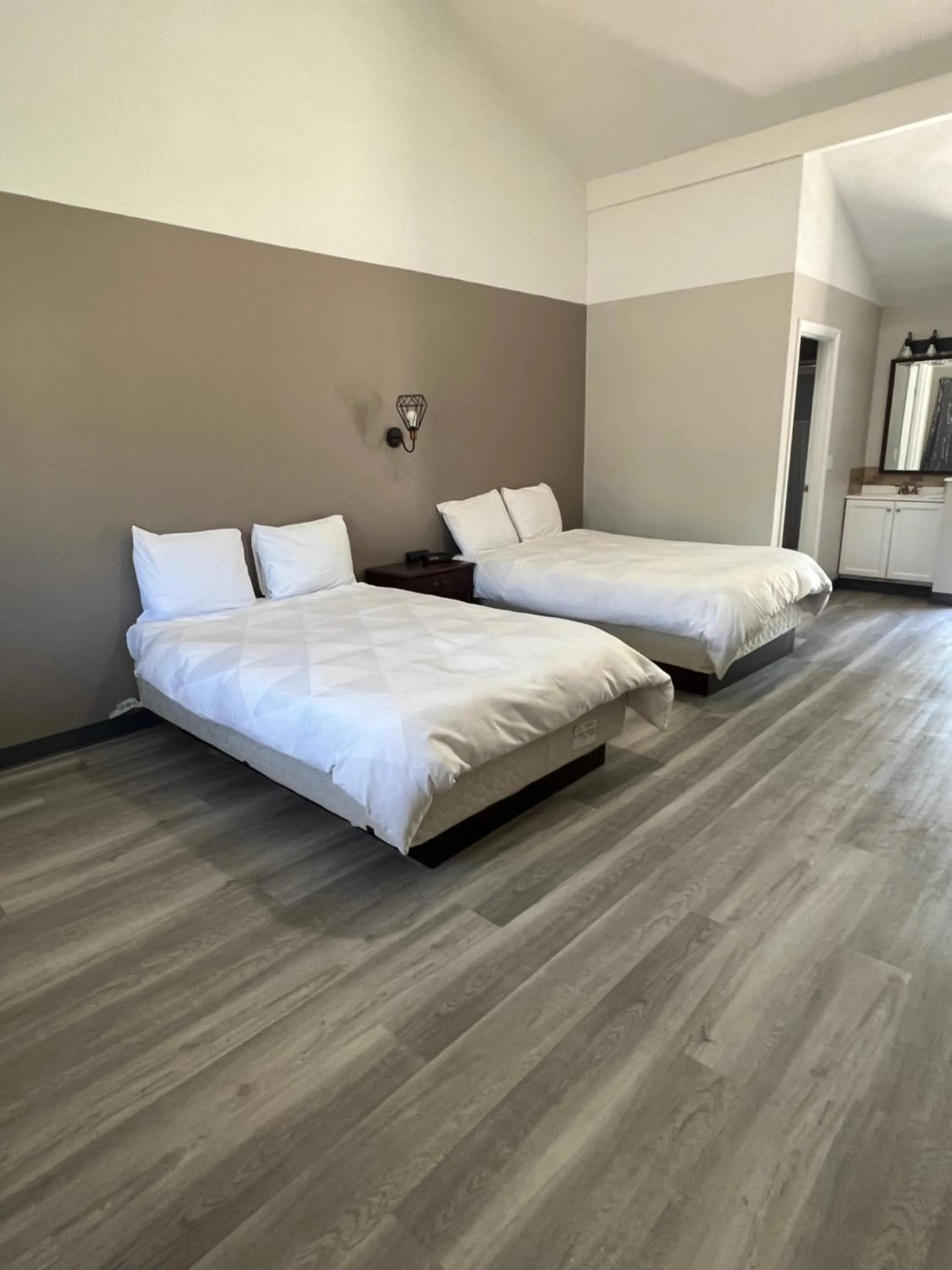 Deluxe Double Room with Two Double Beds in Captain's Lodge Motel