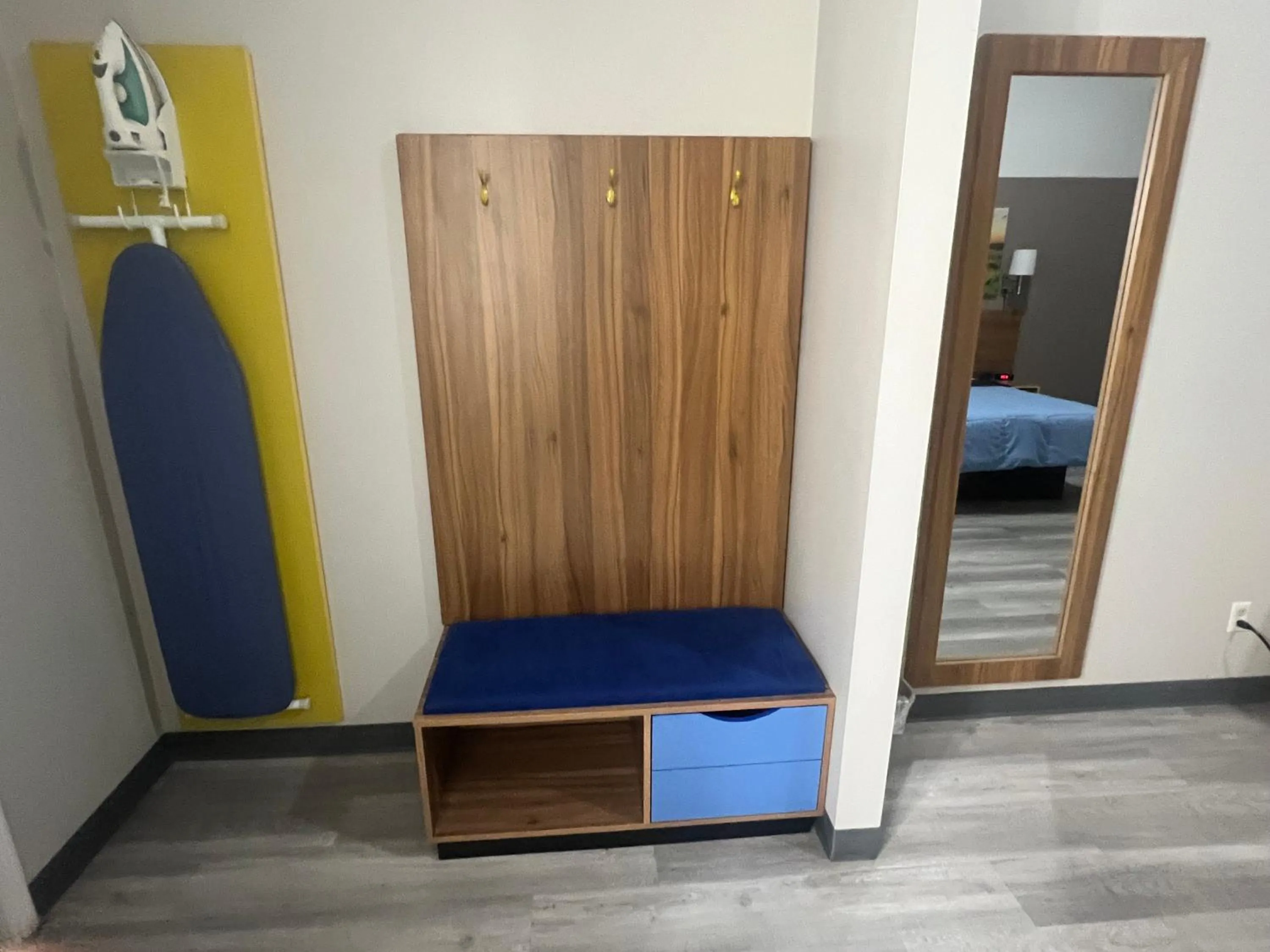 Bed in Captain's Lodge Motel