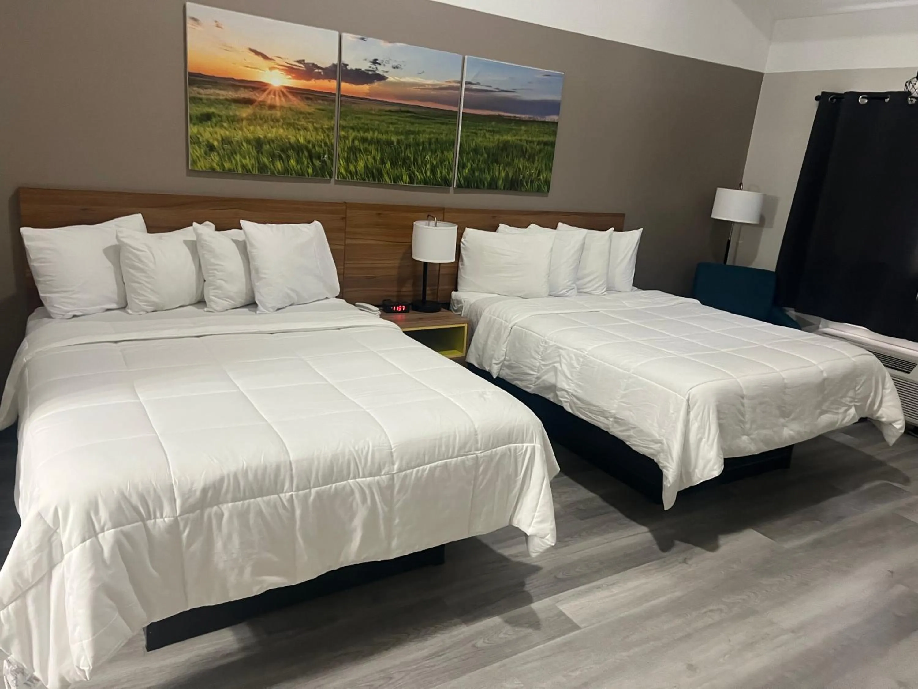 Bed in Captain's Lodge Motel