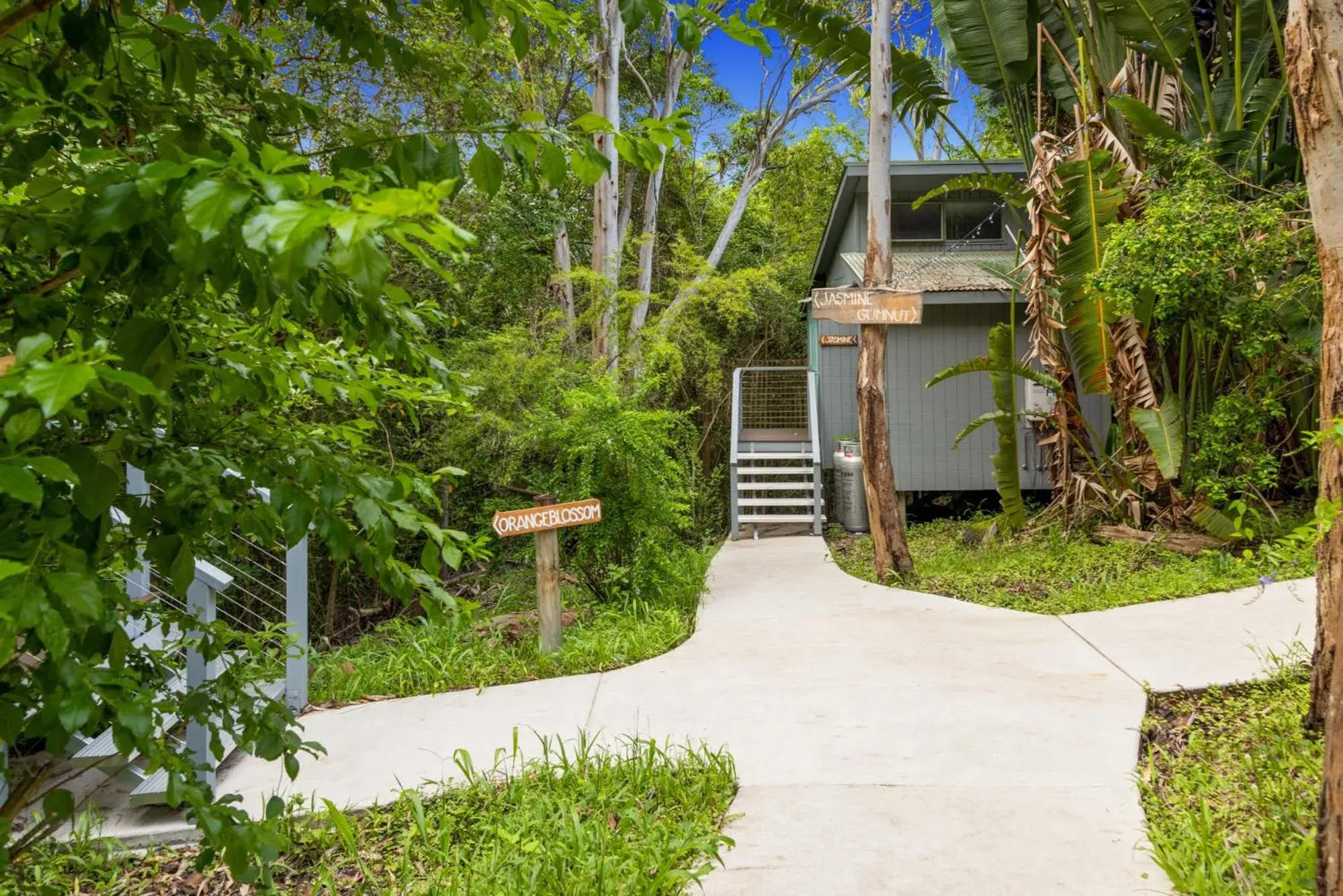 Property building in Hunchy Hideaway Property building in Hunchy Hideaway