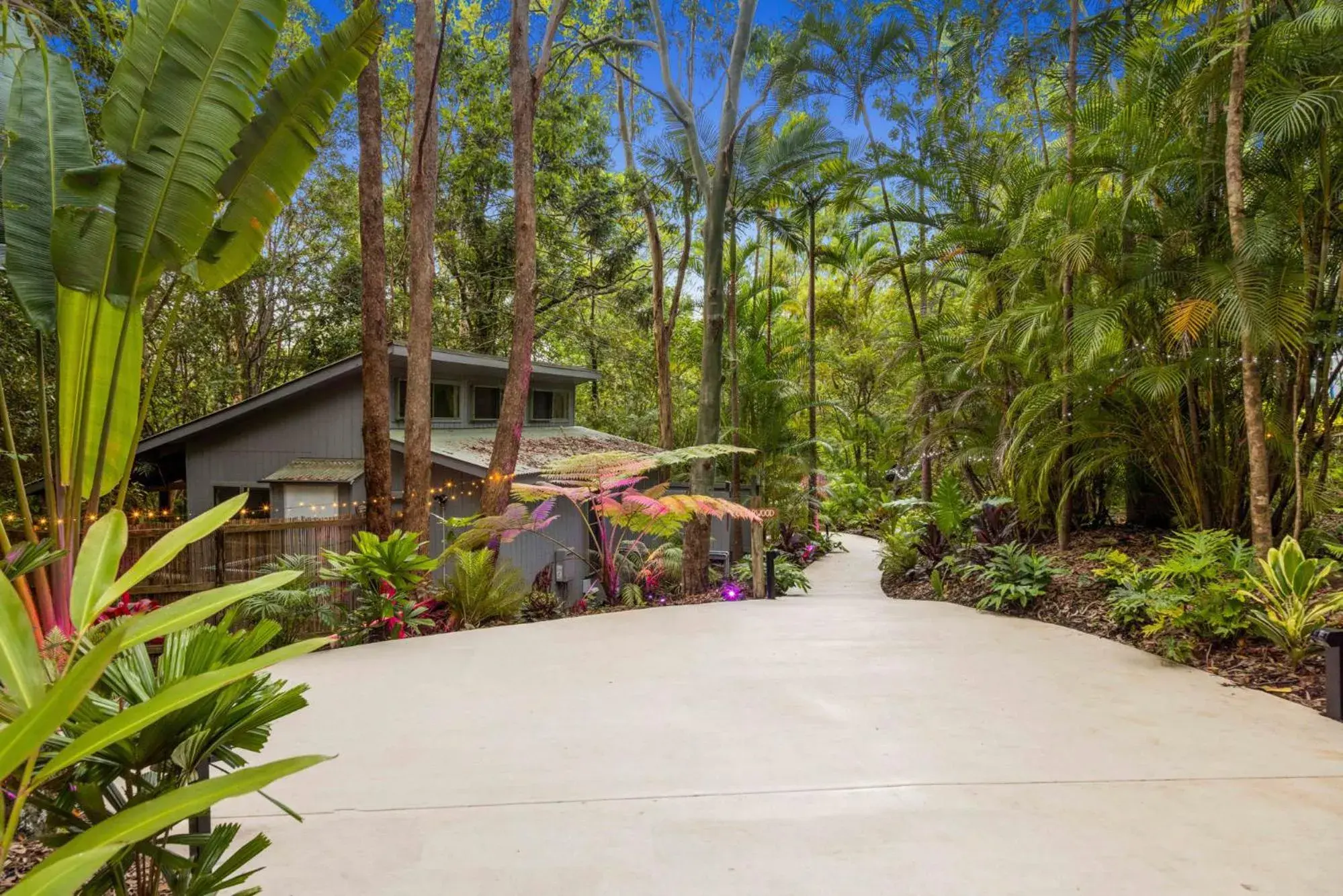 Property building in Hunchy Hideaway Property building in Hunchy Hideaway