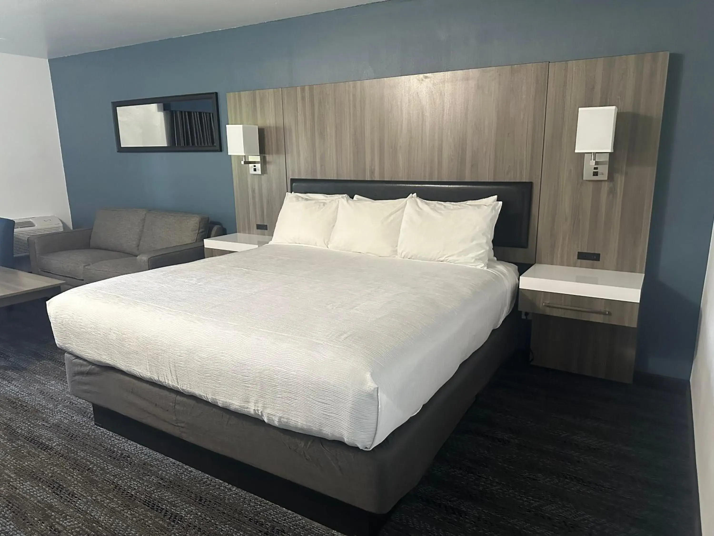 Bed in Oyster Bay Inn & Suites Bed in Oyster Bay Inn & Suites