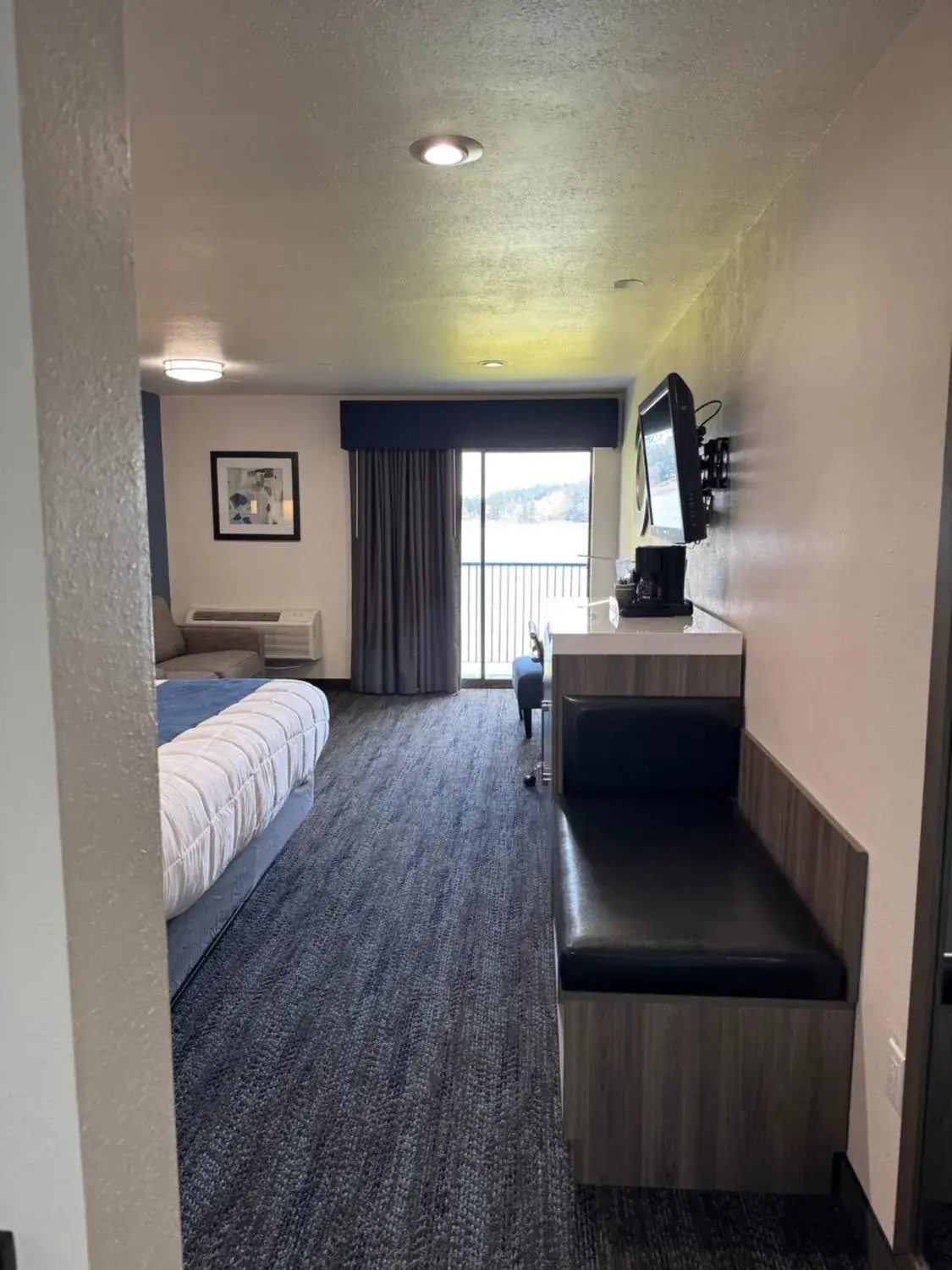 Bed in Oyster Bay Inn & Suites Bed in Oyster Bay Inn & Suites