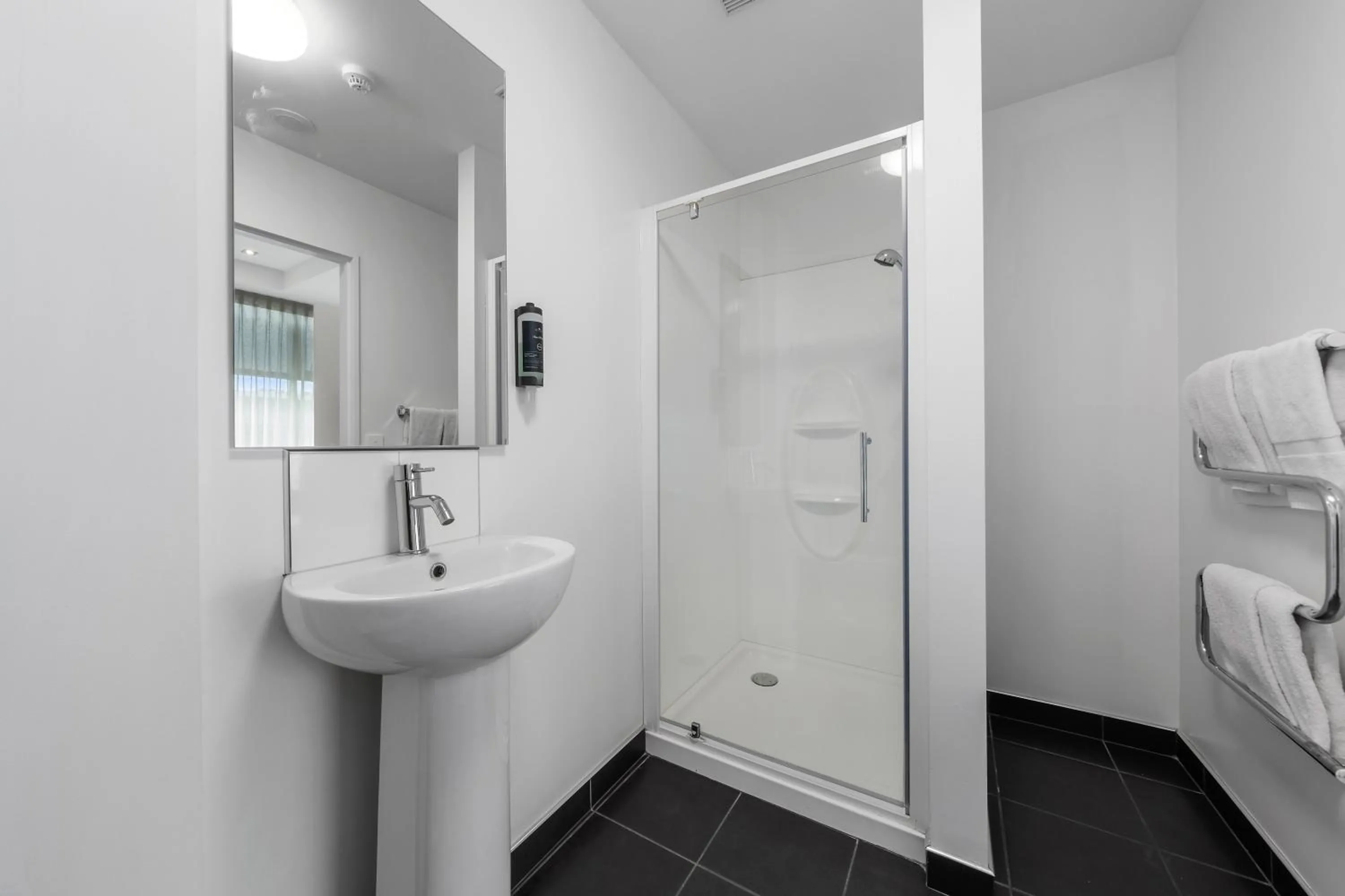 Bathroom, Bed in Southwark Hotel & Apartments