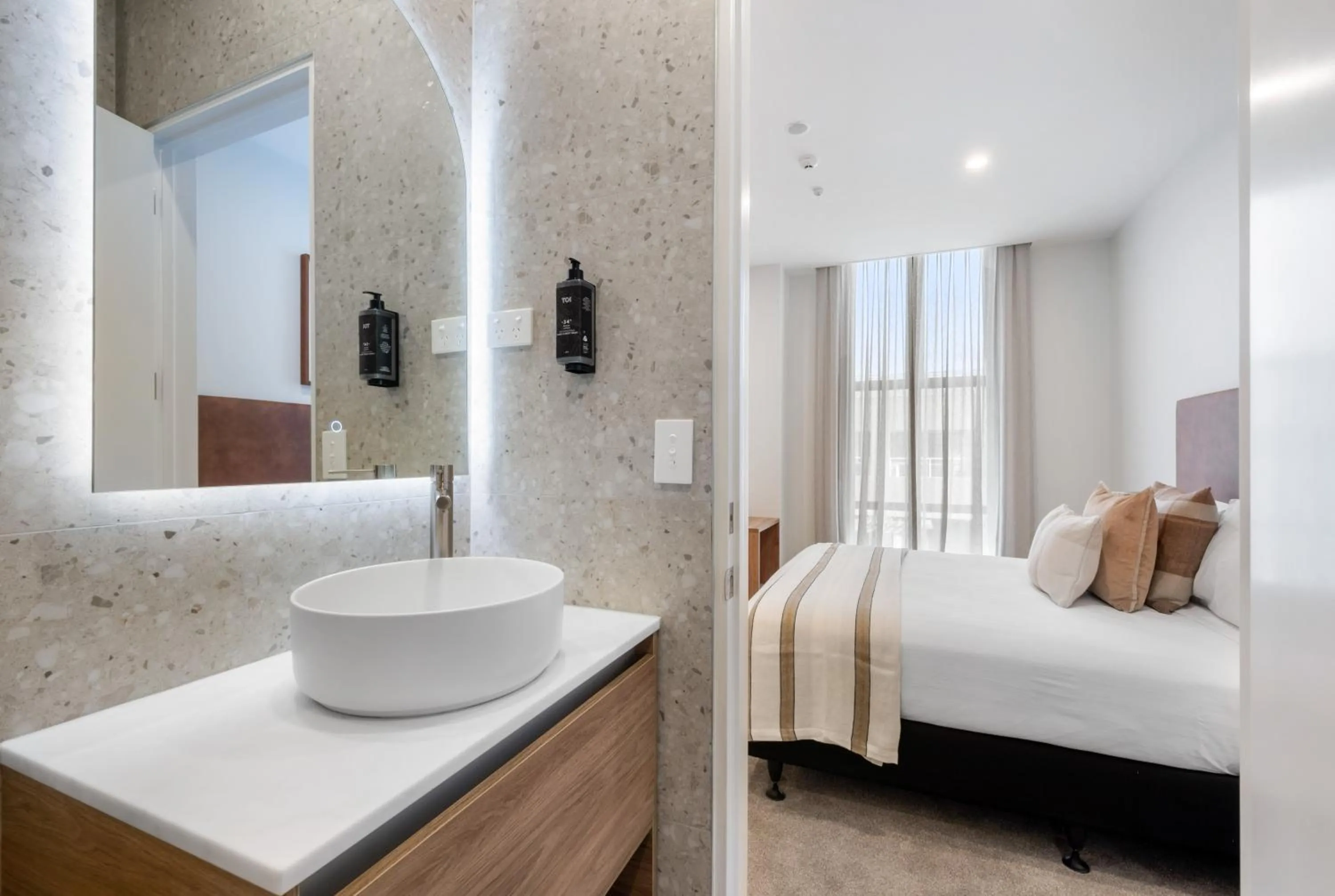 Bathroom, Bed in Southwark Hotel & Apartments