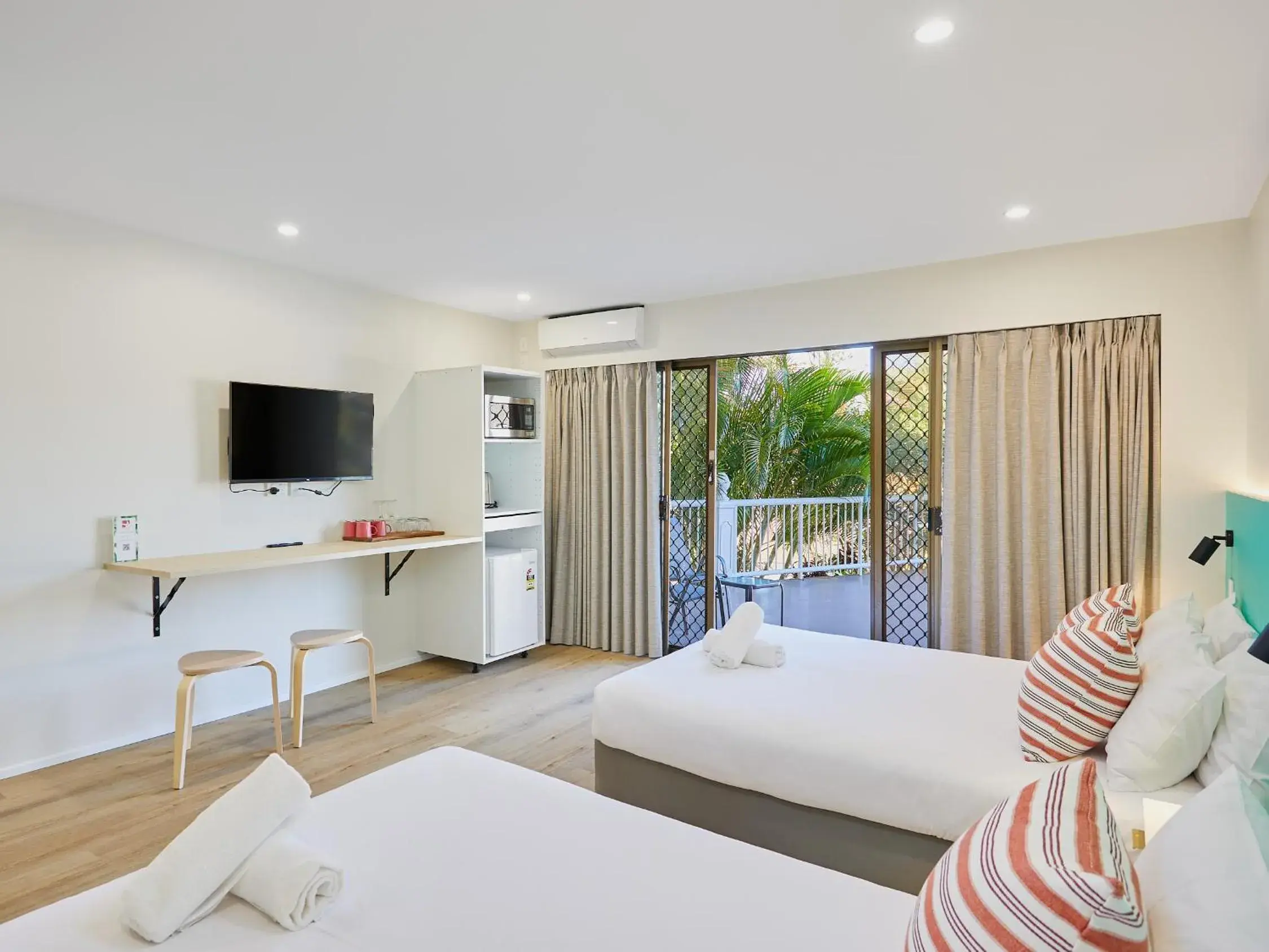 Bed in Red Star Palm Beach Bed in Red Star Palm Beach