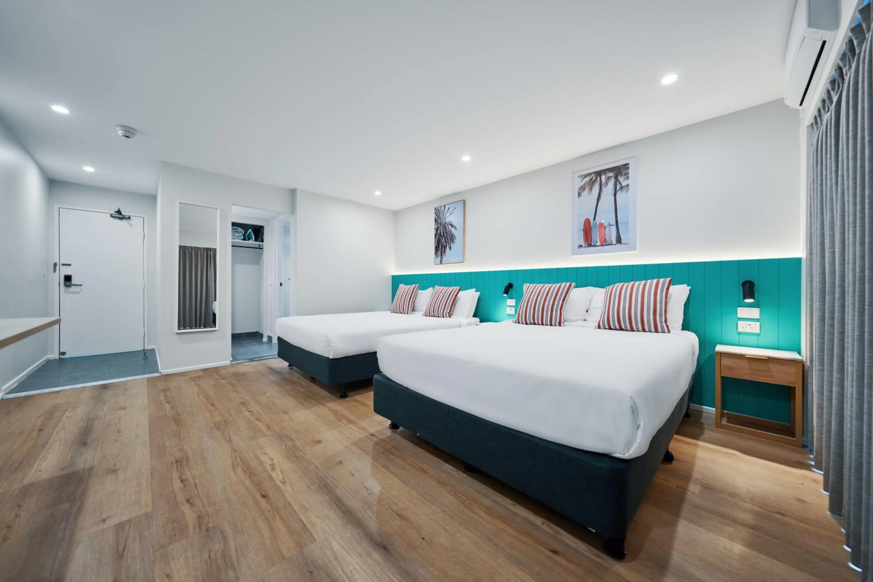 Photo of the whole room, Bed in Red Star Palm Beach