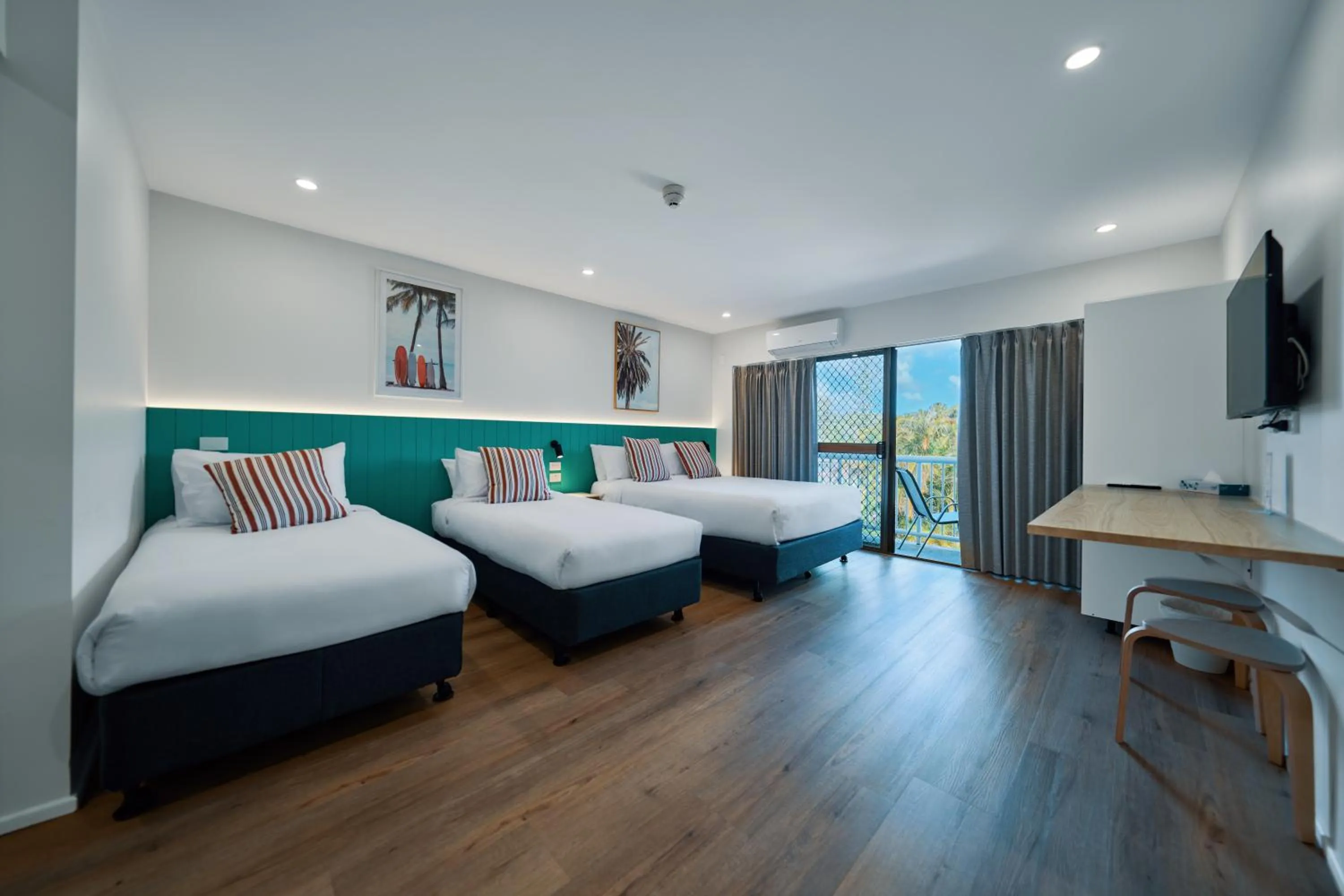 Photo of the whole room, Bed in Red Star Palm Beach