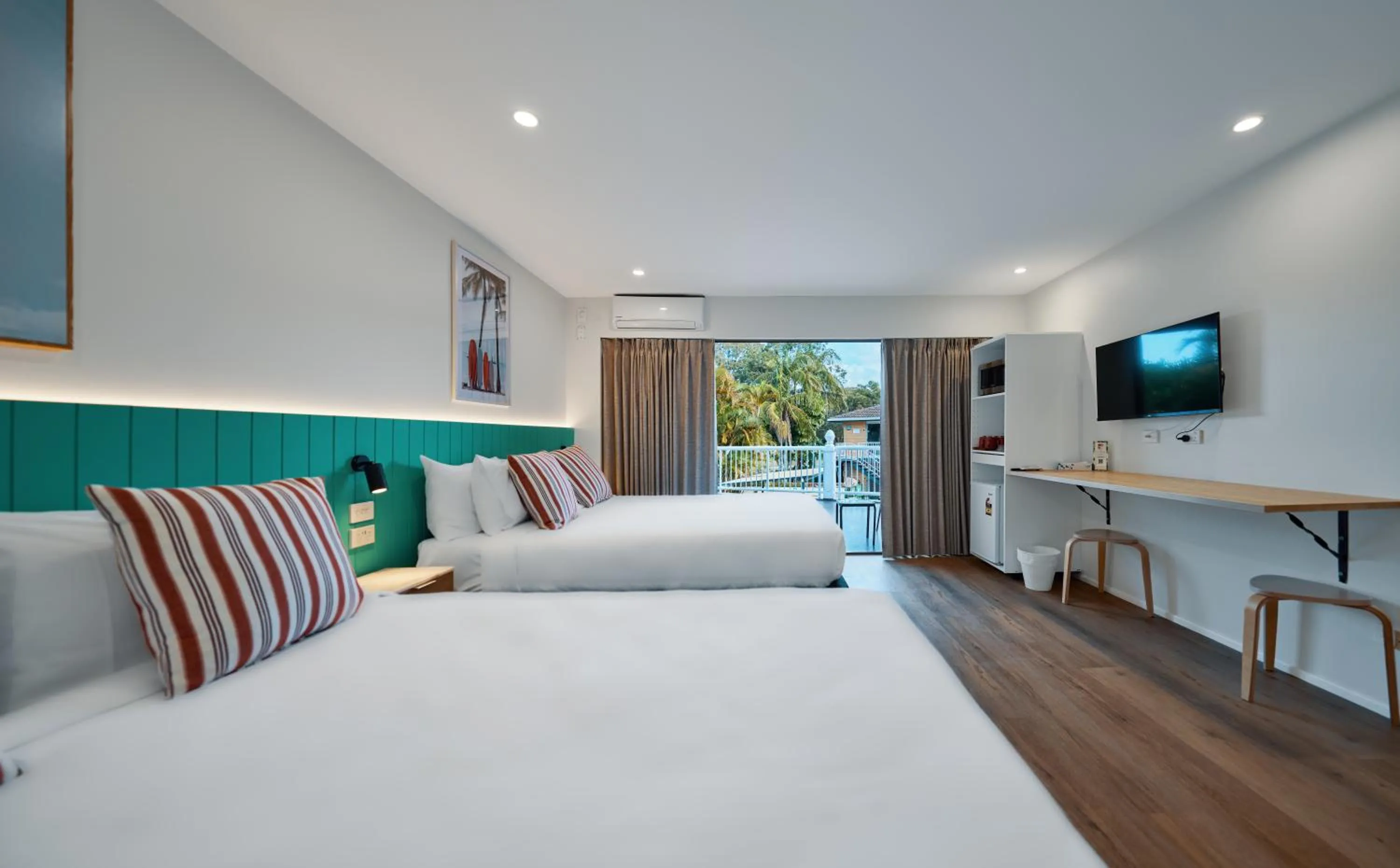 Photo of the whole room, Bed in Red Star Palm Beach