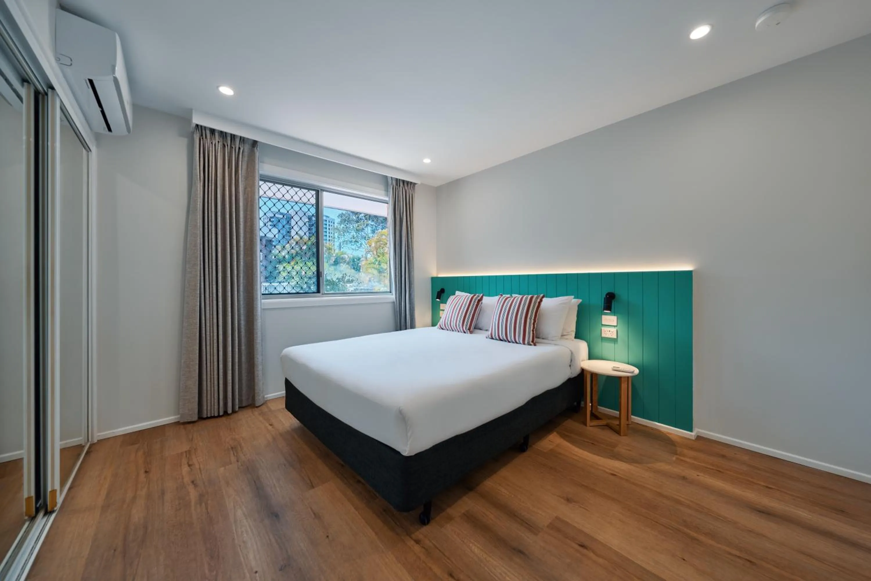 Bedroom, Bed in Red Star Palm Beach