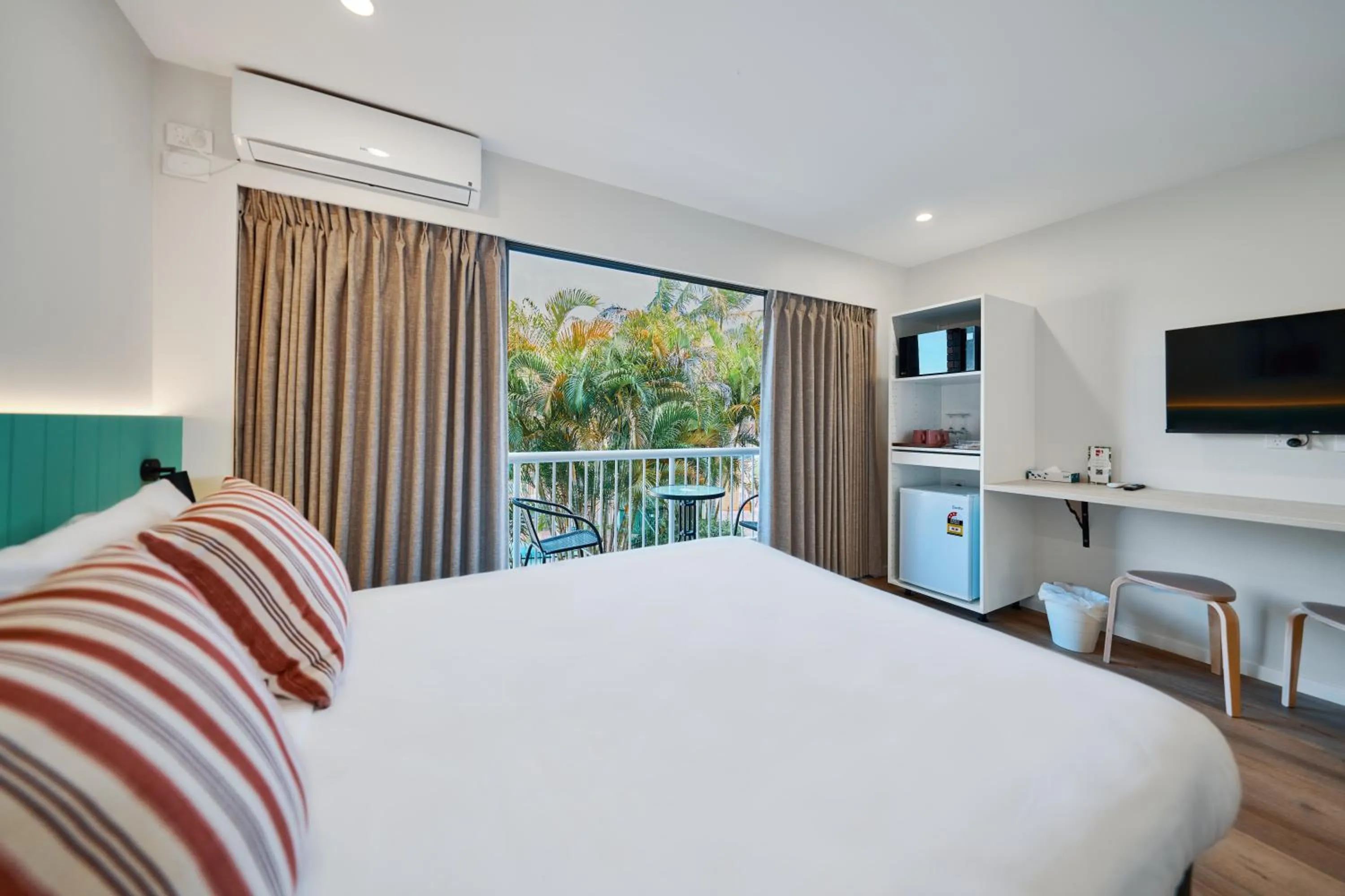 Photo of the whole room, Bed in Red Star Palm Beach