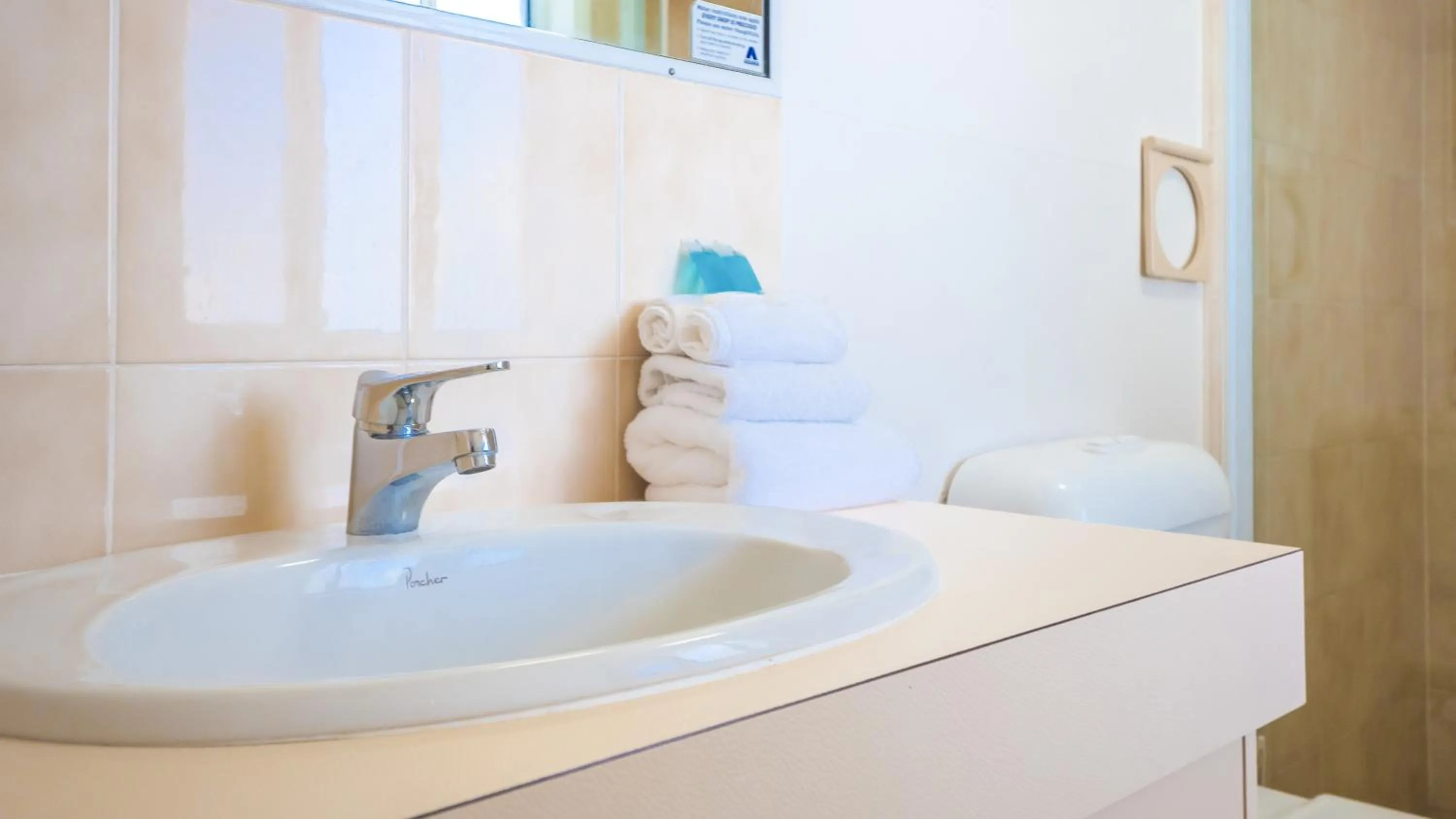 Bathroom, Bed in Jubilee Views Holiday Apartments