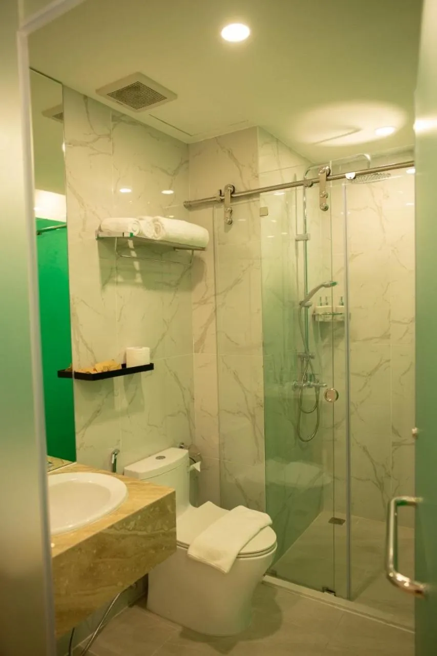 Shower in Ruby Hotel