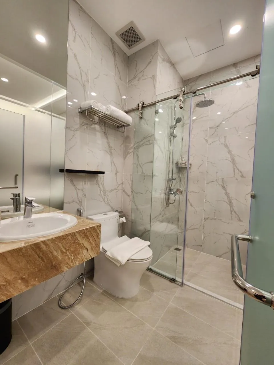 Toilet in Ruby Hotel