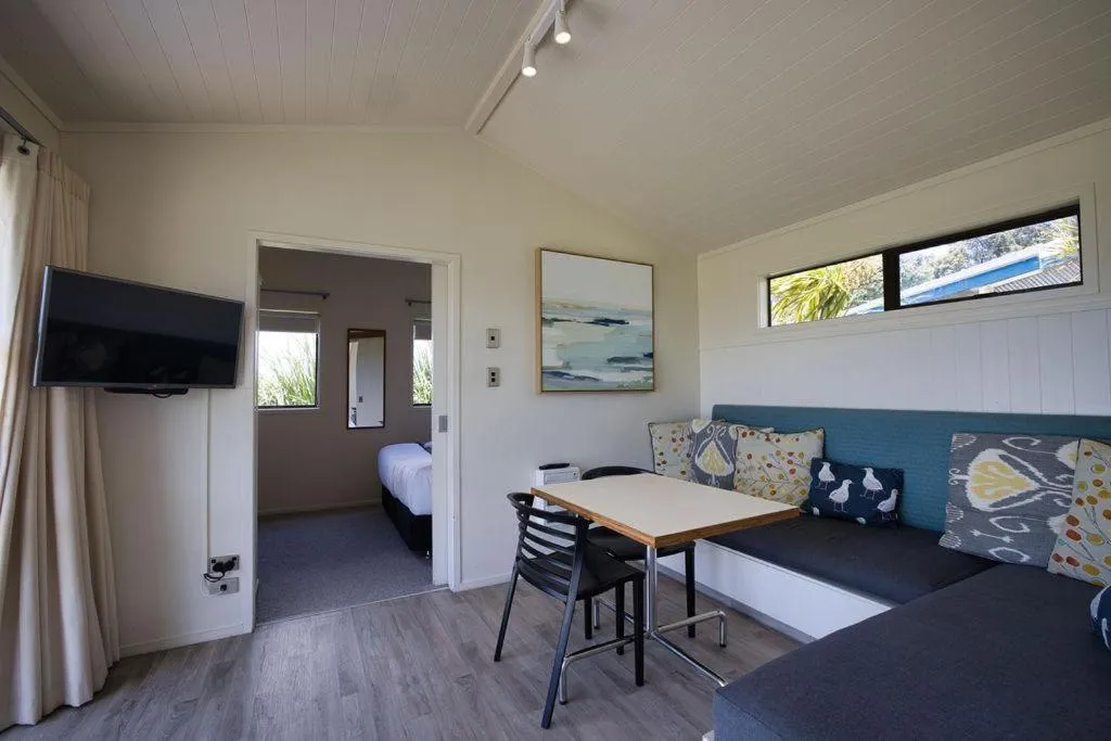Living room, Bed in Tasman Holiday Parks - Papamoa Beach