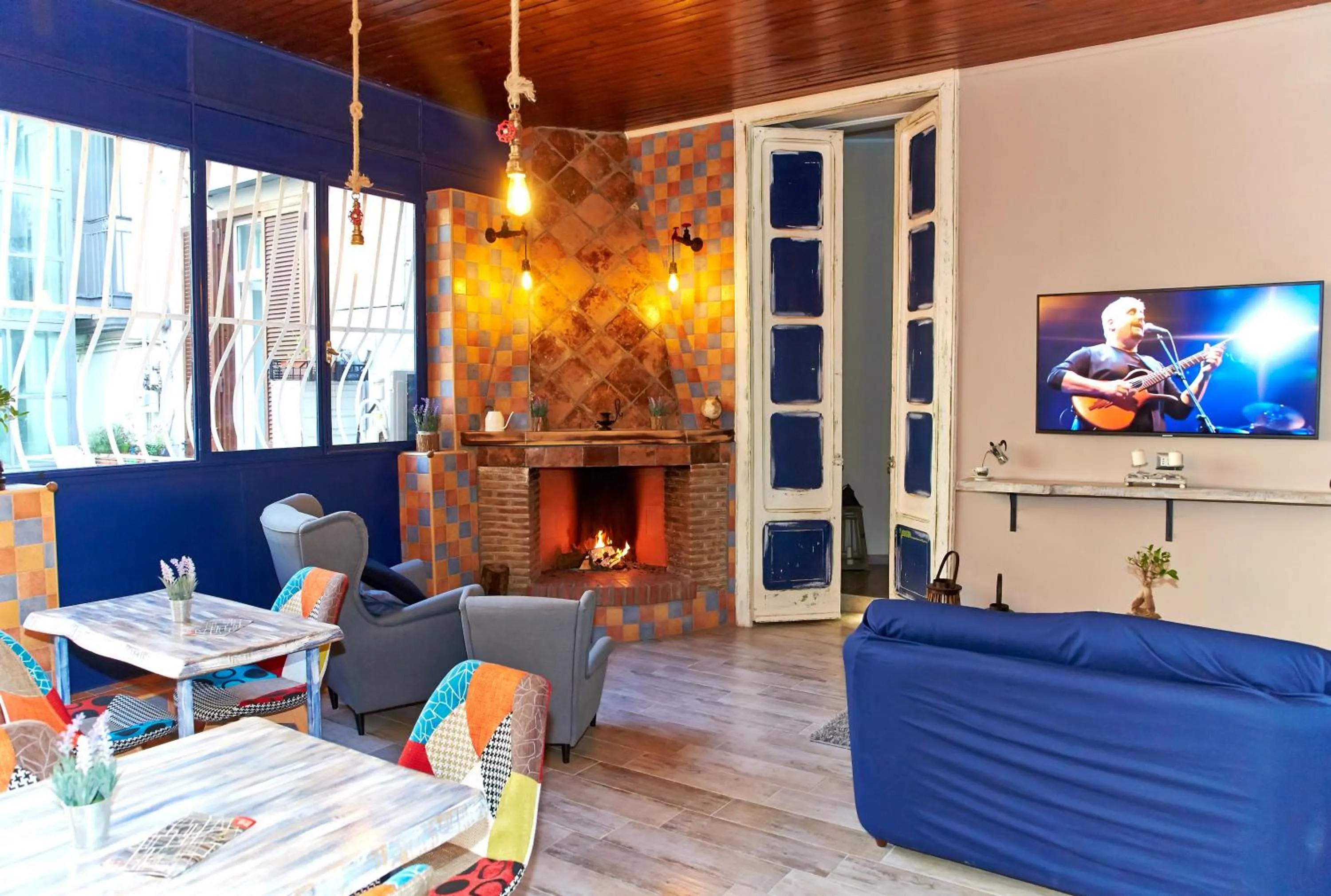 Communal lounge/ TV room in Artisti Bed&Dreams