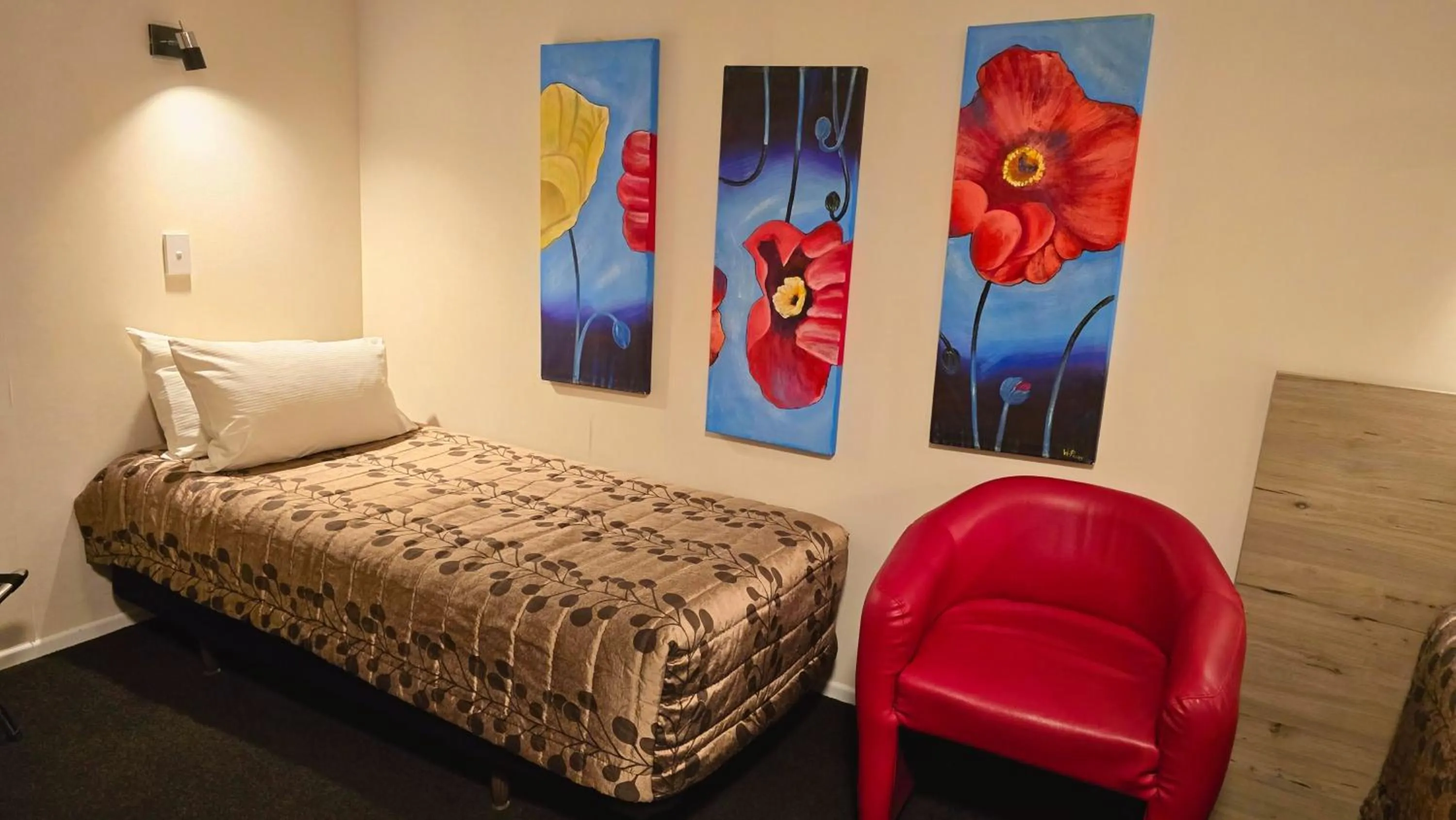 Bed in Carramar Motor Inn