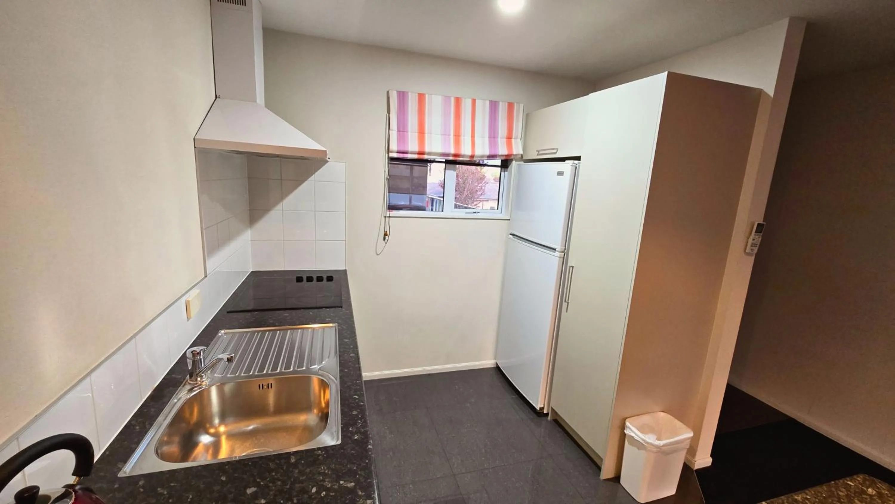 Kitchen or kitchenette in Carramar Motor Inn