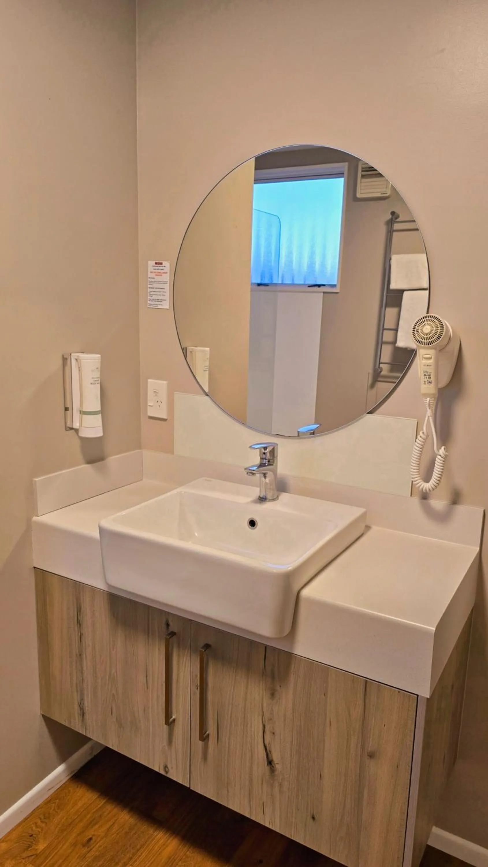 Bathroom in Carramar Motor Inn