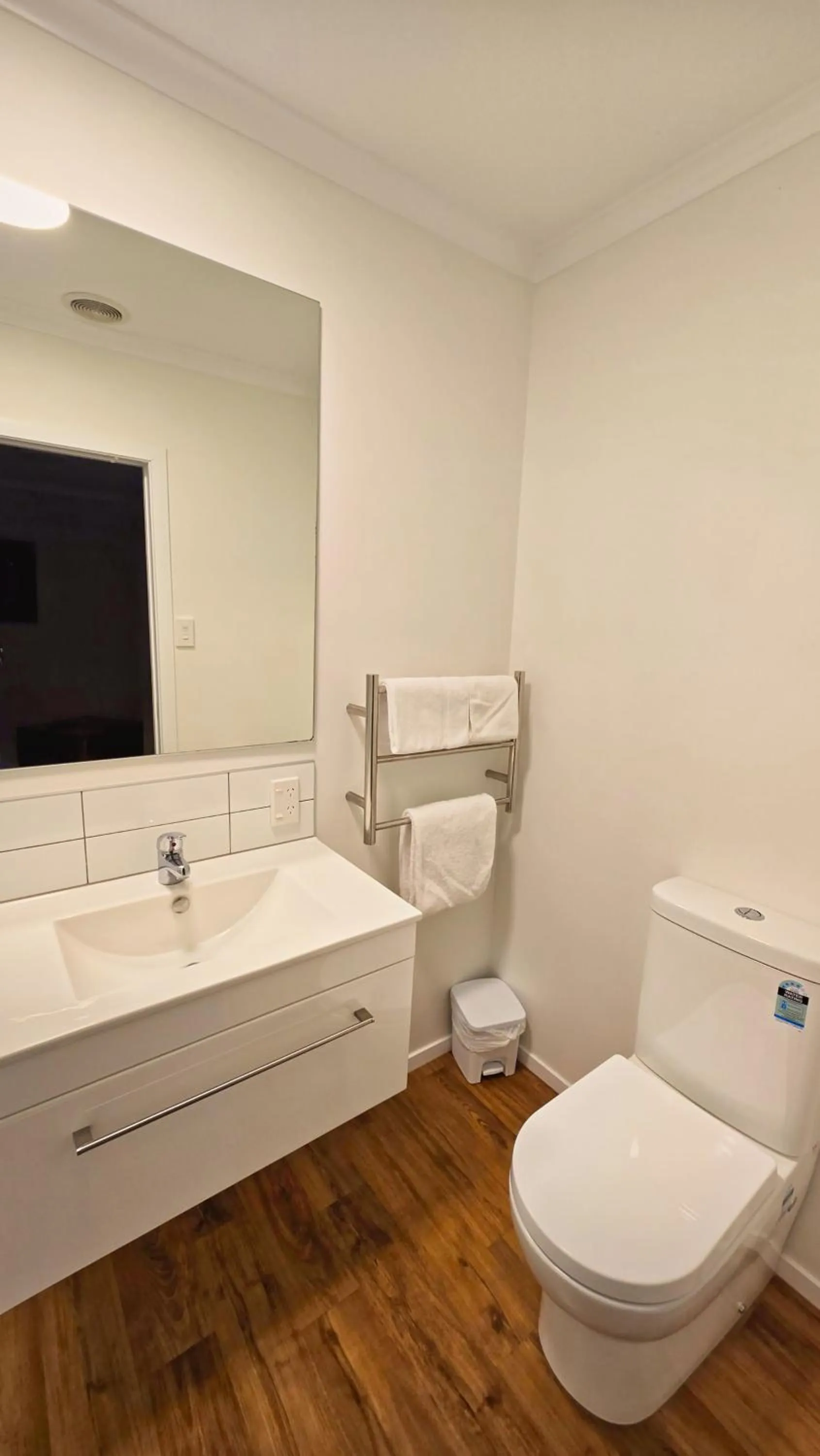 Toilet in Carramar Motor Inn