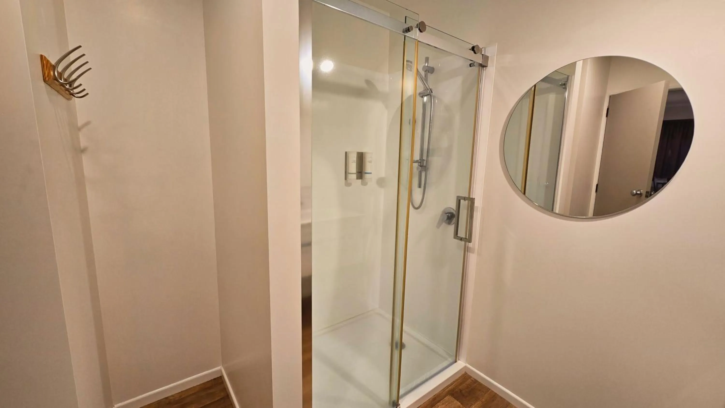 Shower in Carramar Motor Inn