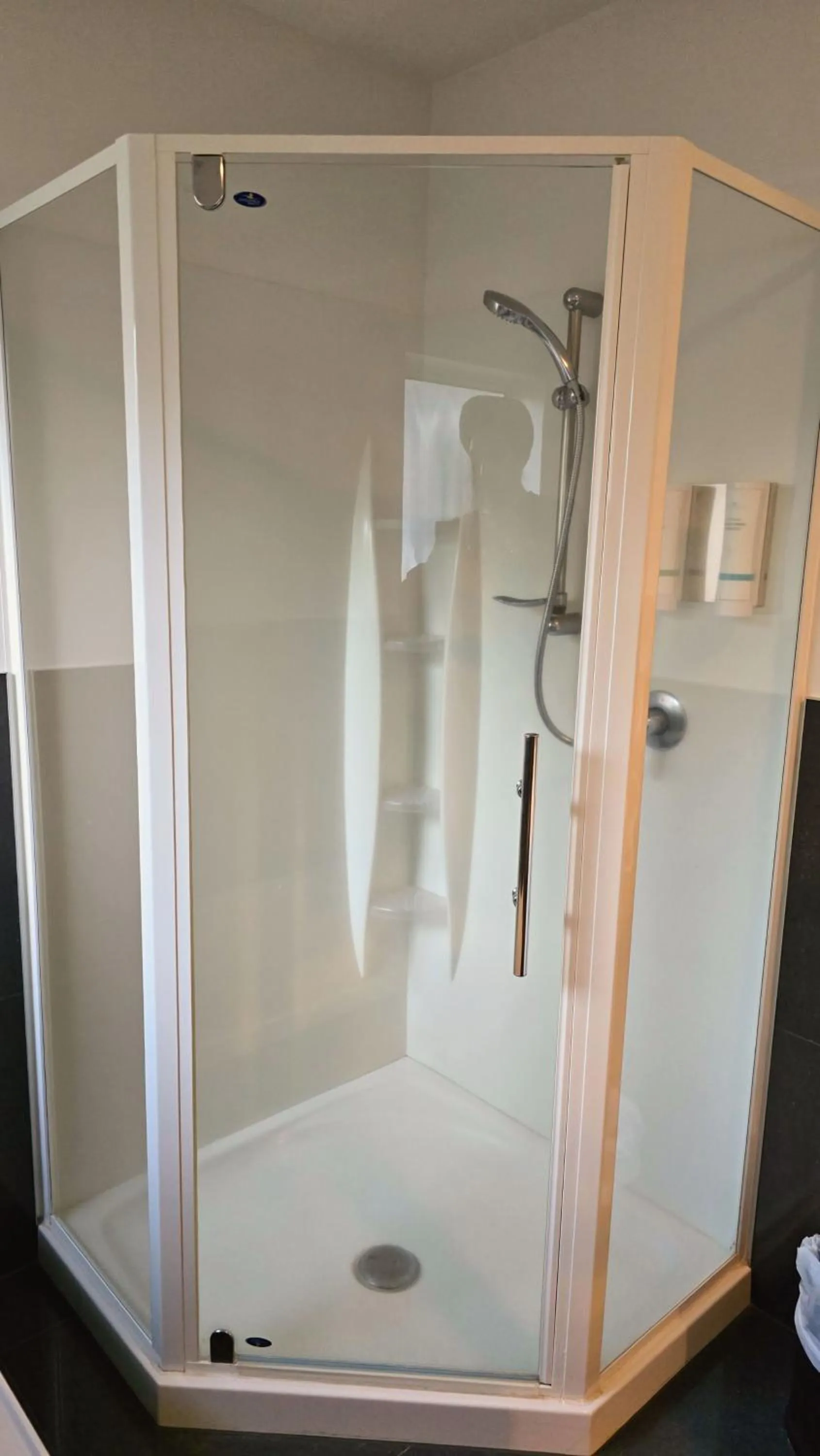 Shower in Carramar Motor Inn