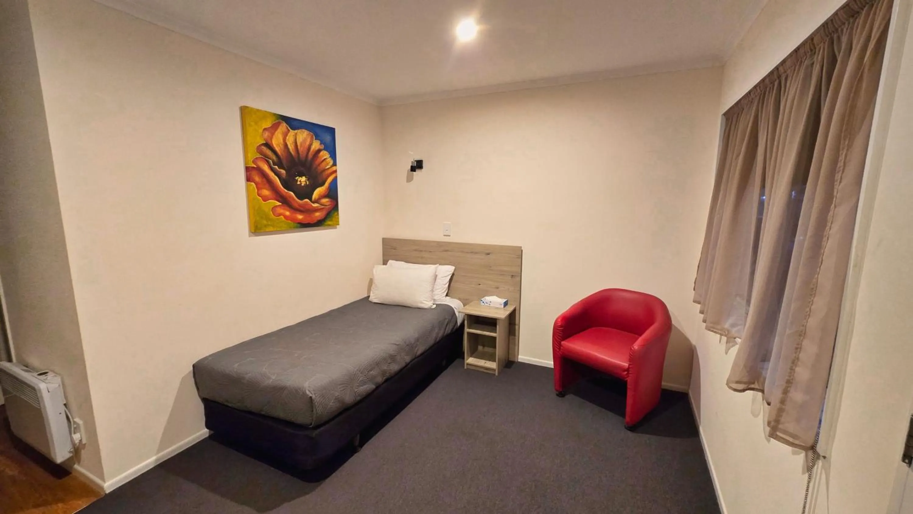 Bed in Carramar Motor Inn