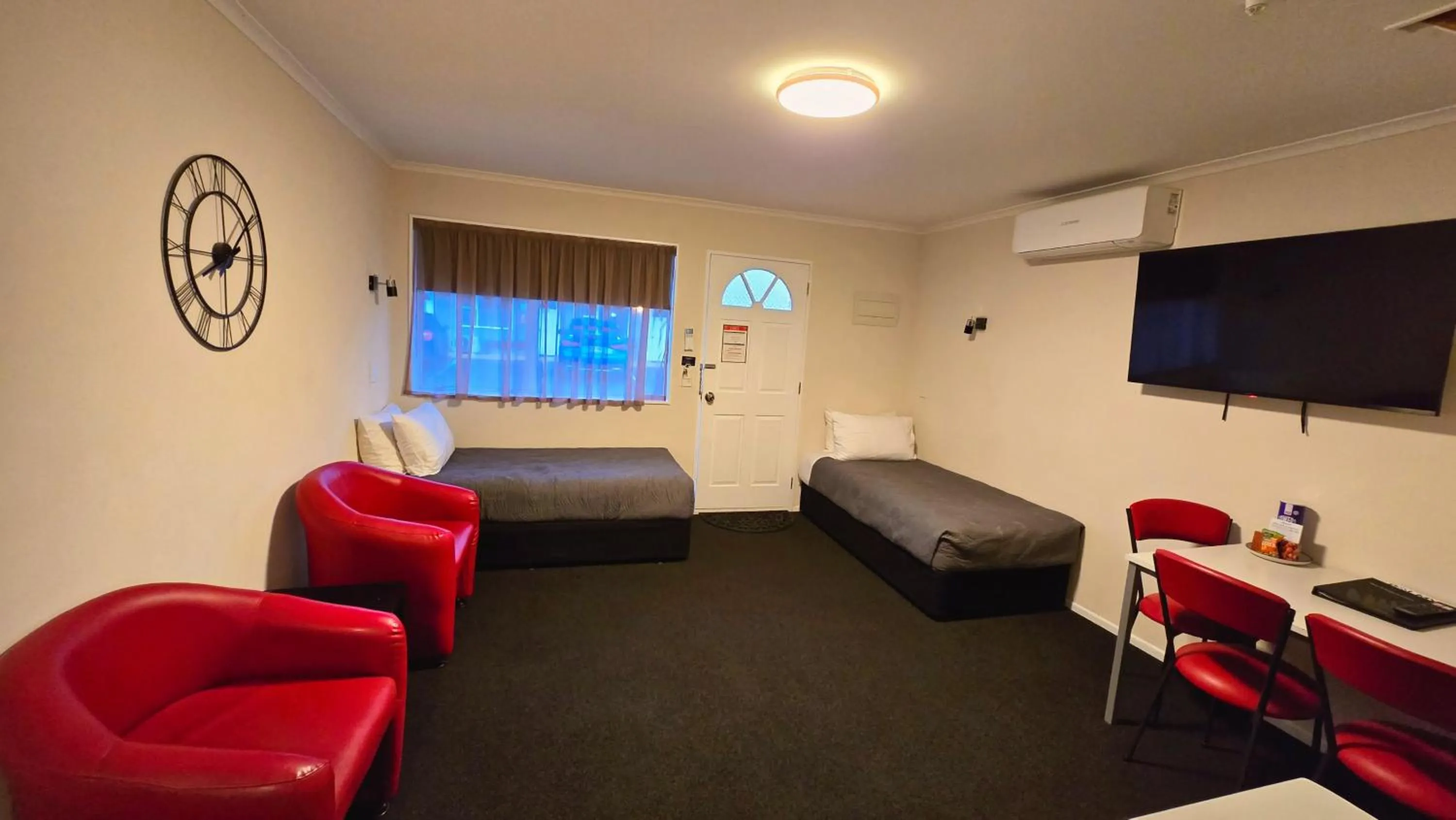 Communal lounge/ TV room, Bed in Carramar Motor Inn