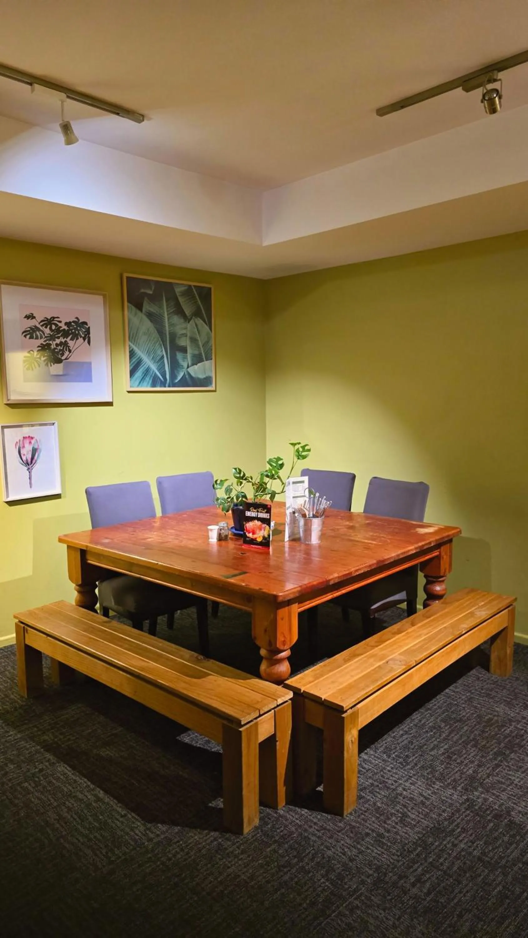 Restaurant/places to eat in Carramar Motor Inn